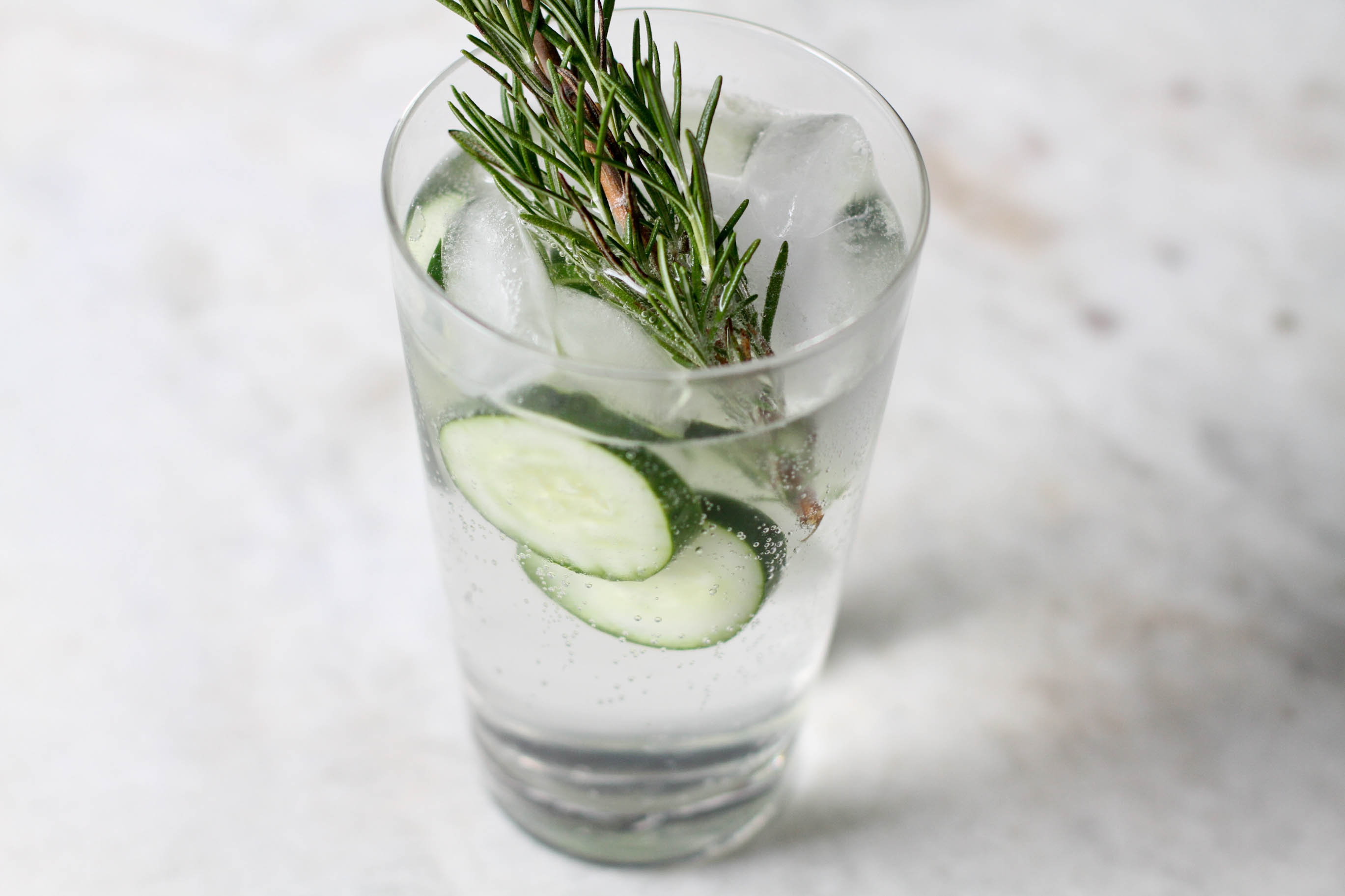 Gin And Tonic Wallpaper - Gin Tonic Rosemary Cucumber , HD Wallpaper & Backgrounds
