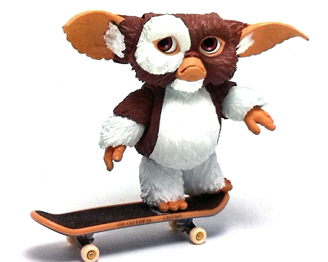 Gizmo Wallpaper - Gizmo On Skateboard , HD Wallpaper & Backgrounds
