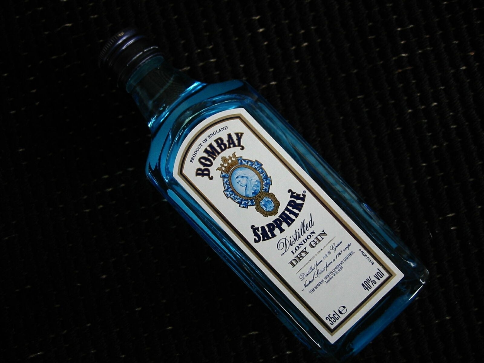 Bottles Alcohol Gin Liquor Bombay Sapphire Black Background - Bombay Sapphire Gin , HD Wallpaper & Backgrounds
