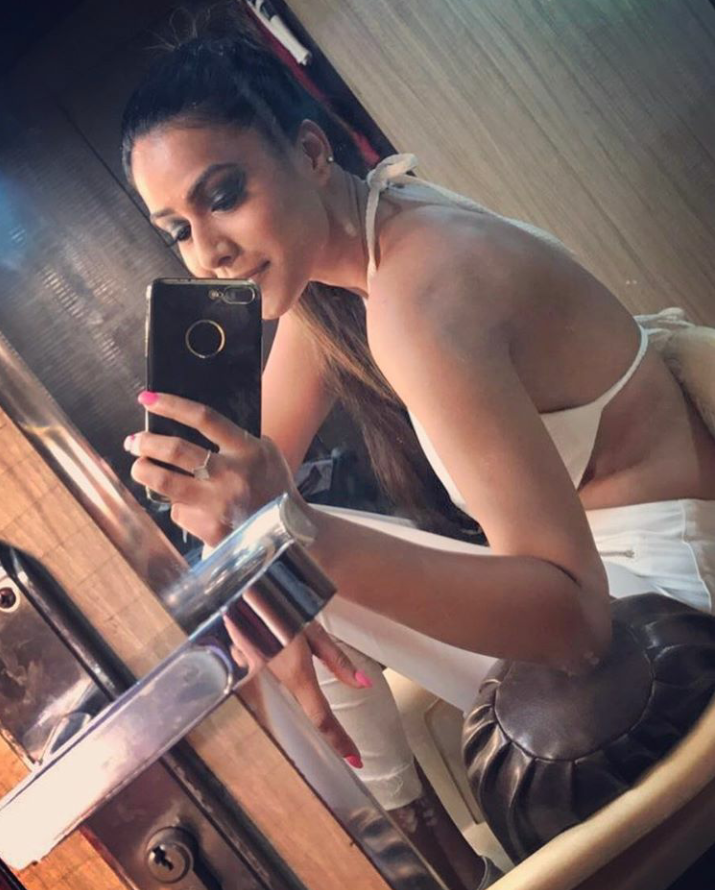 Nia Sharma Images Hot Side Look , HD Wallpaper & Backgrounds