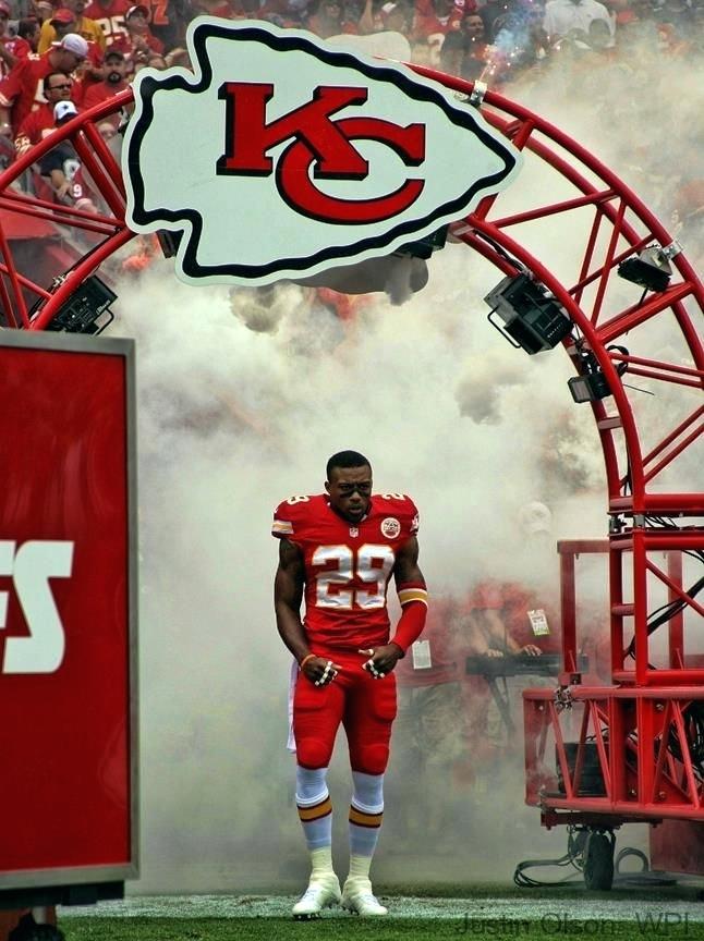 Eric Berry Wallpaper Plus Berry Chiefs Home Opener - Eric Berry Coming Out Of Tunnel , HD Wallpaper & Backgrounds