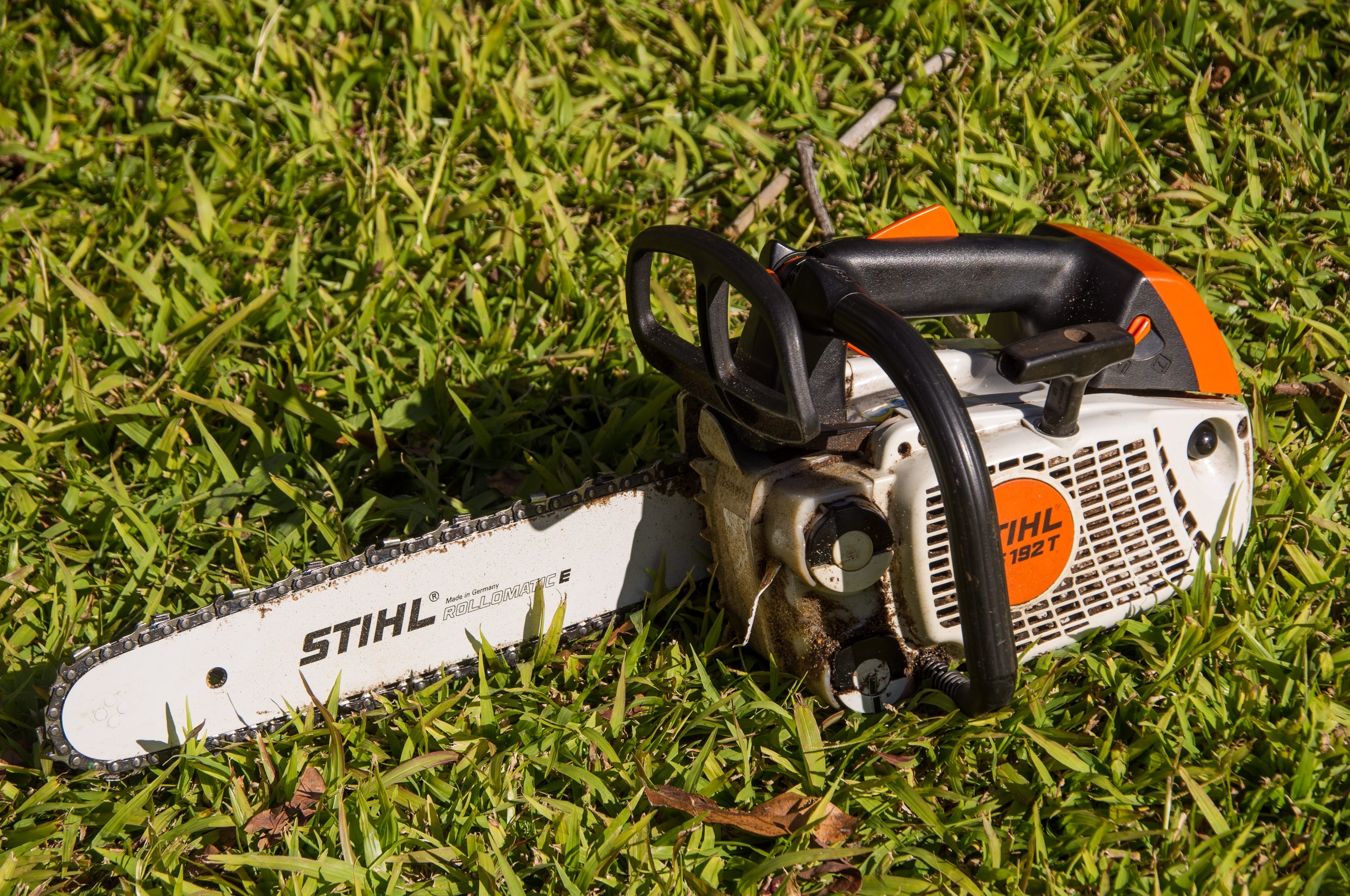 Beige And Orange Stihl Chainsaw Preview - Metal Chainsaw , HD Wallpaper & Backgrounds