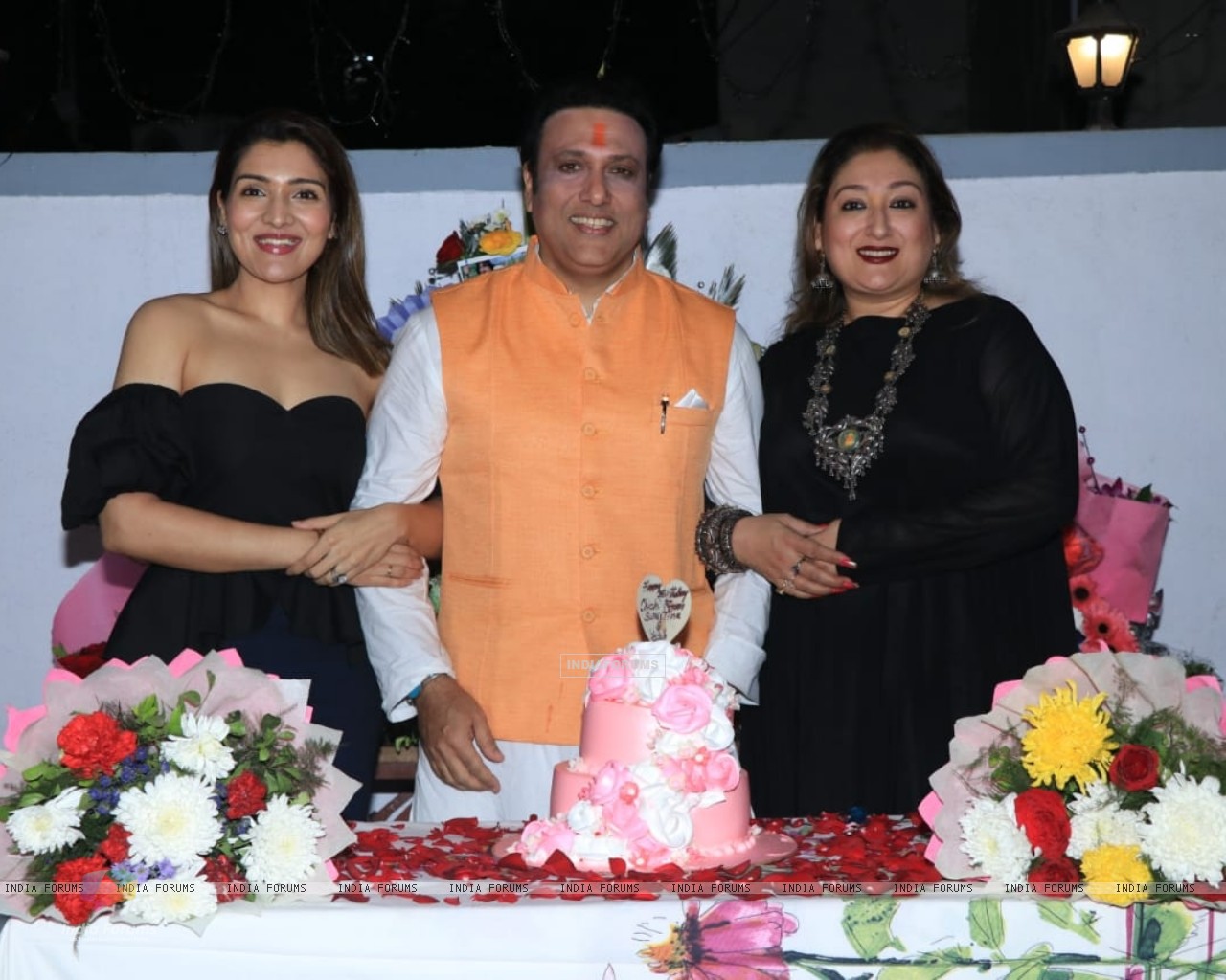 Govinda With His Wife And Daughter At His Birthday - Govinda Family , HD Wallpaper & Backgrounds