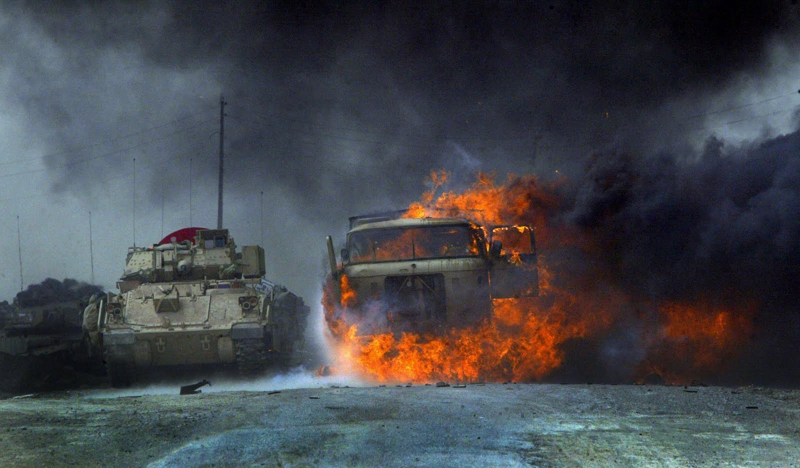Burning Us Military Car In Iraq - Burning Vehicles In Iraq War , HD Wallpaper & Backgrounds