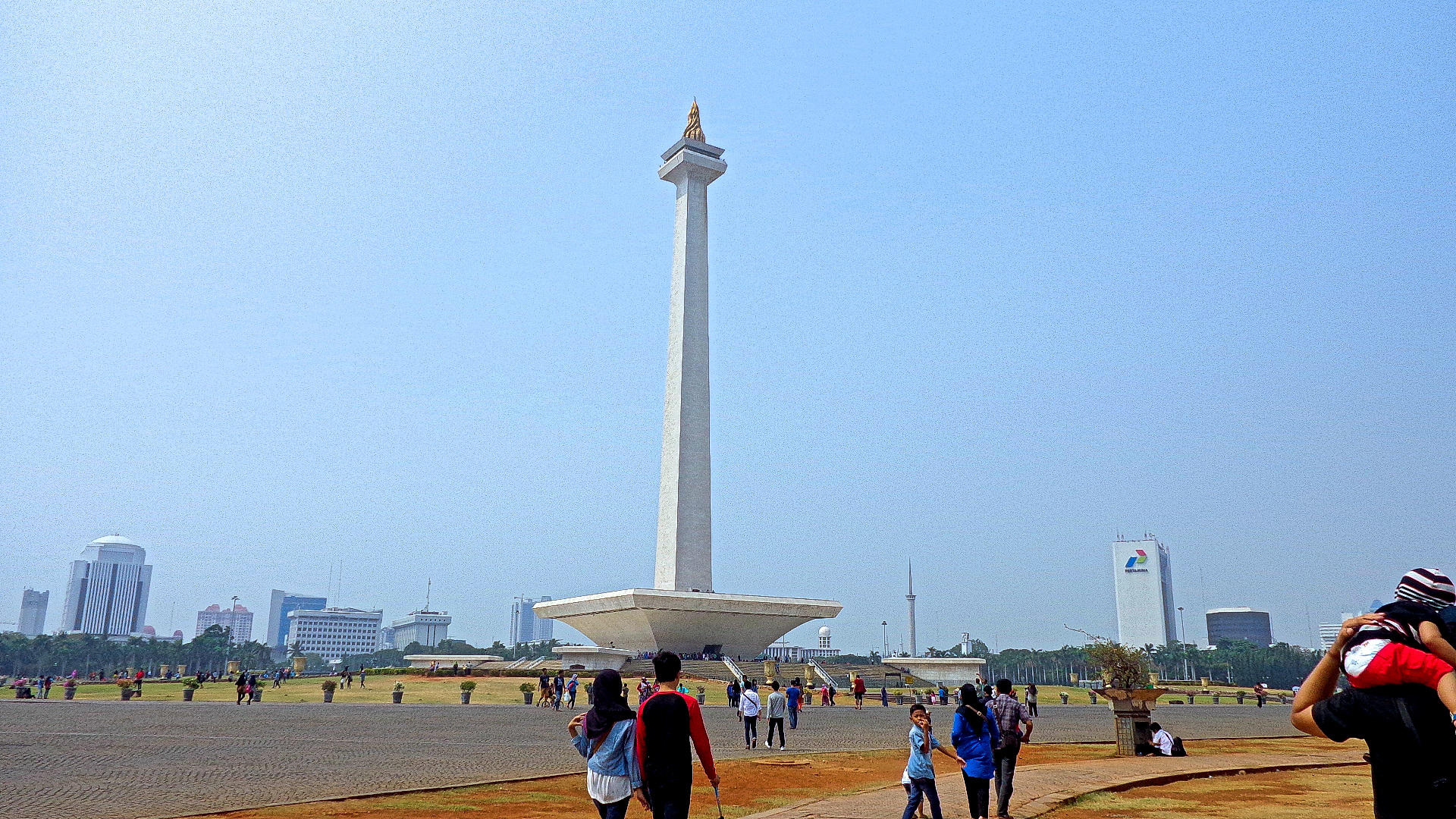 Monas Is A 132 M Tall Tower Standing In The Middle - Tower , HD Wallpaper & Backgrounds