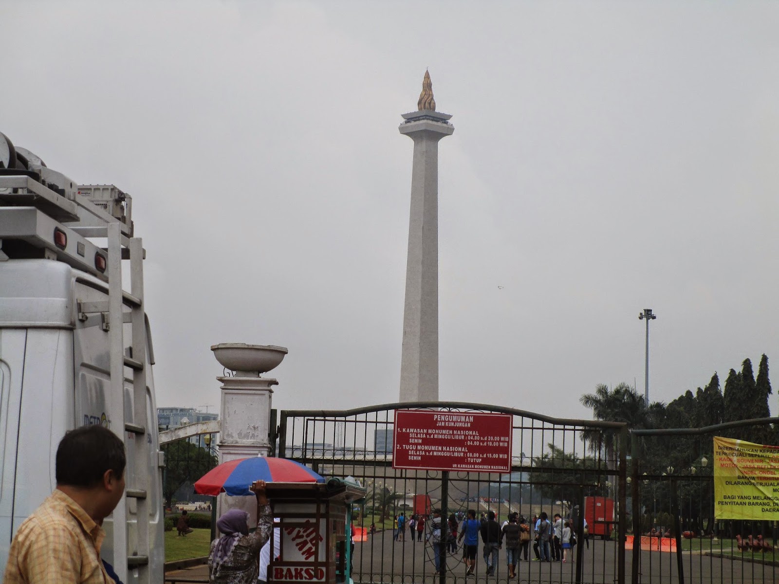 The View Of Monas At The Entrance/exit Gate - Observation Tower , HD Wallpaper & Backgrounds