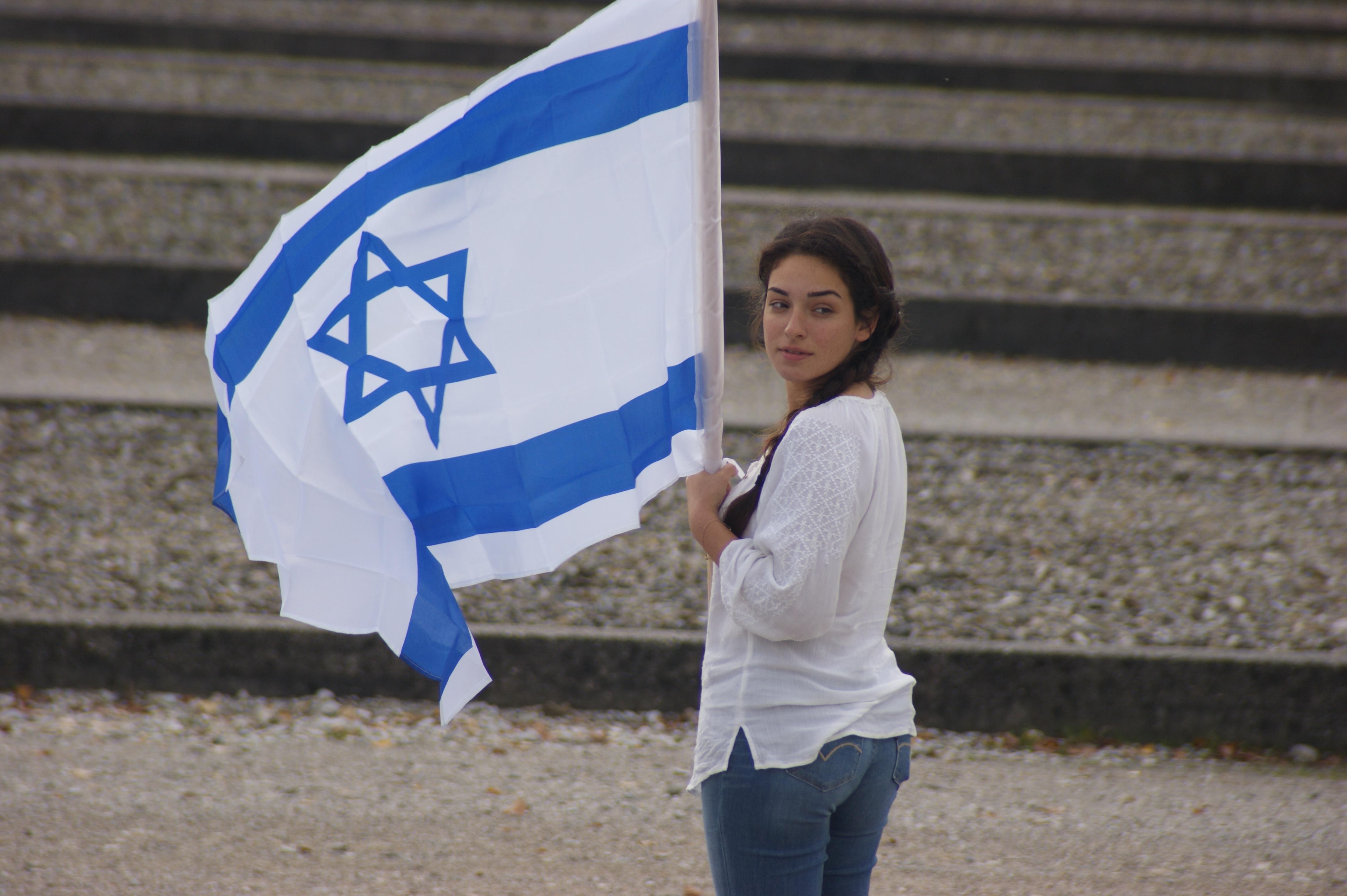 Israel's. Израэль Энгландер. Синагога и флаг Израиля. Девушка с флагом Израиля. Еврейка с флагом.