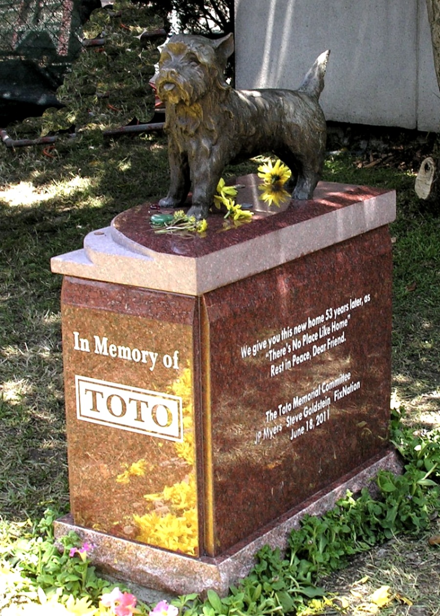 Toto Images Toto Memorial Hd Wallpaper And Background - Judy Garland New Grave , HD Wallpaper & Backgrounds