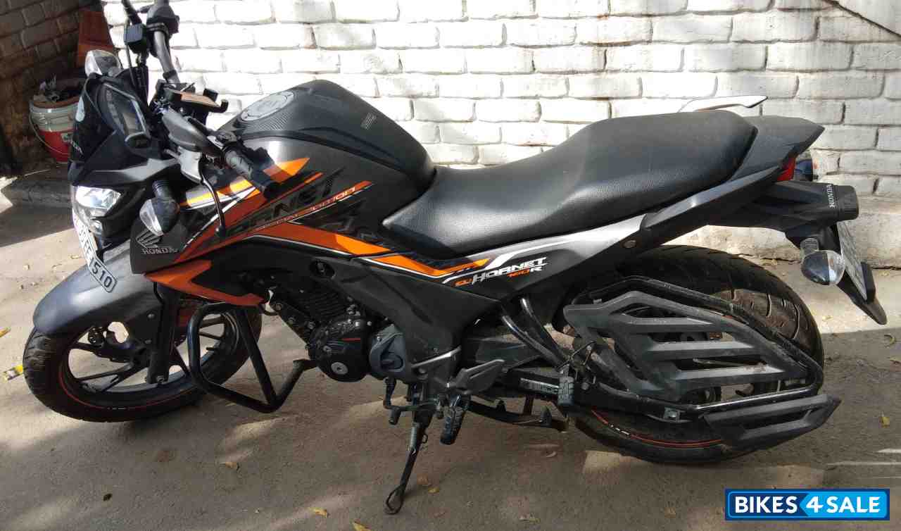 Black And Orange Honda Cb Hornet 160r - Motorcycle , HD Wallpaper & Backgrounds