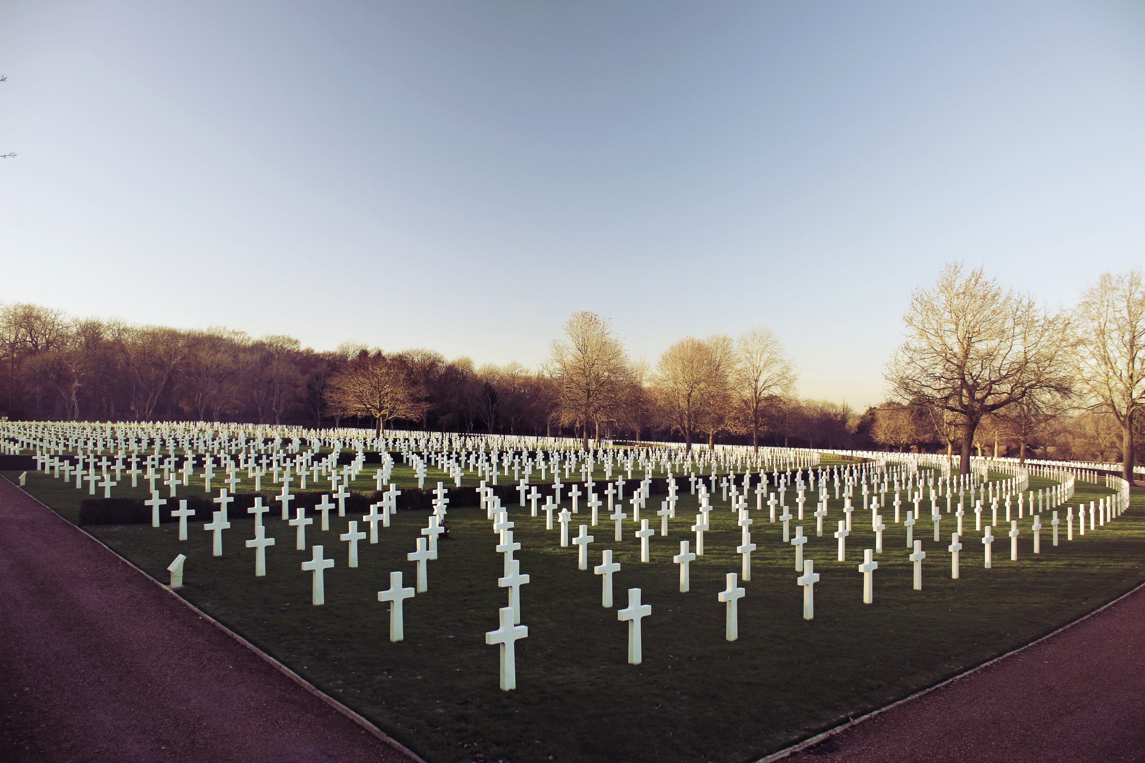 #3840x2560 Wide Angle Shot Of A War Veteran Cemetery - National World War Memorial , HD Wallpaper & Backgrounds