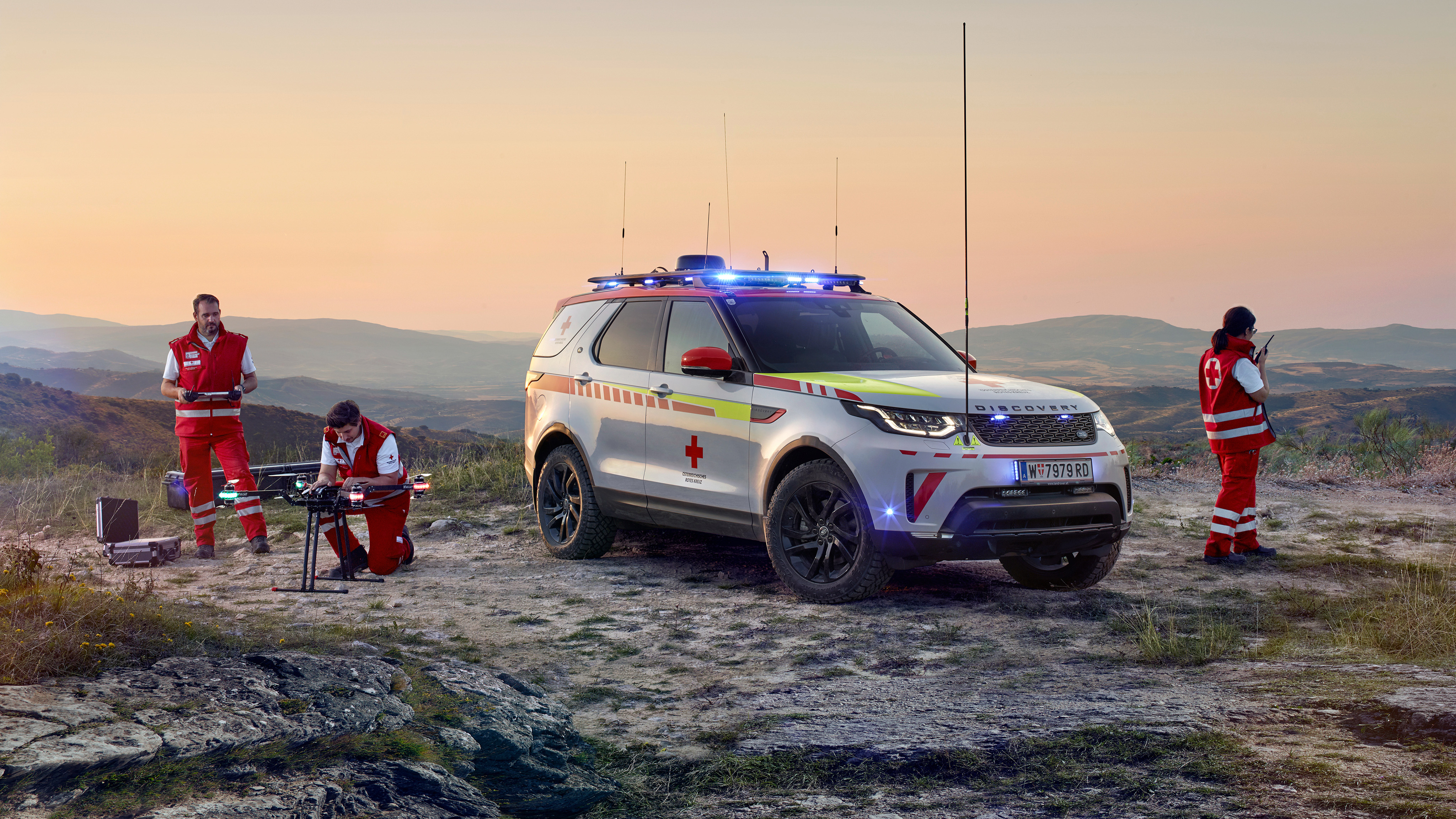 Land Rover Discovery Red Cross Emergency Response Vehicle , HD Wallpaper & Backgrounds
