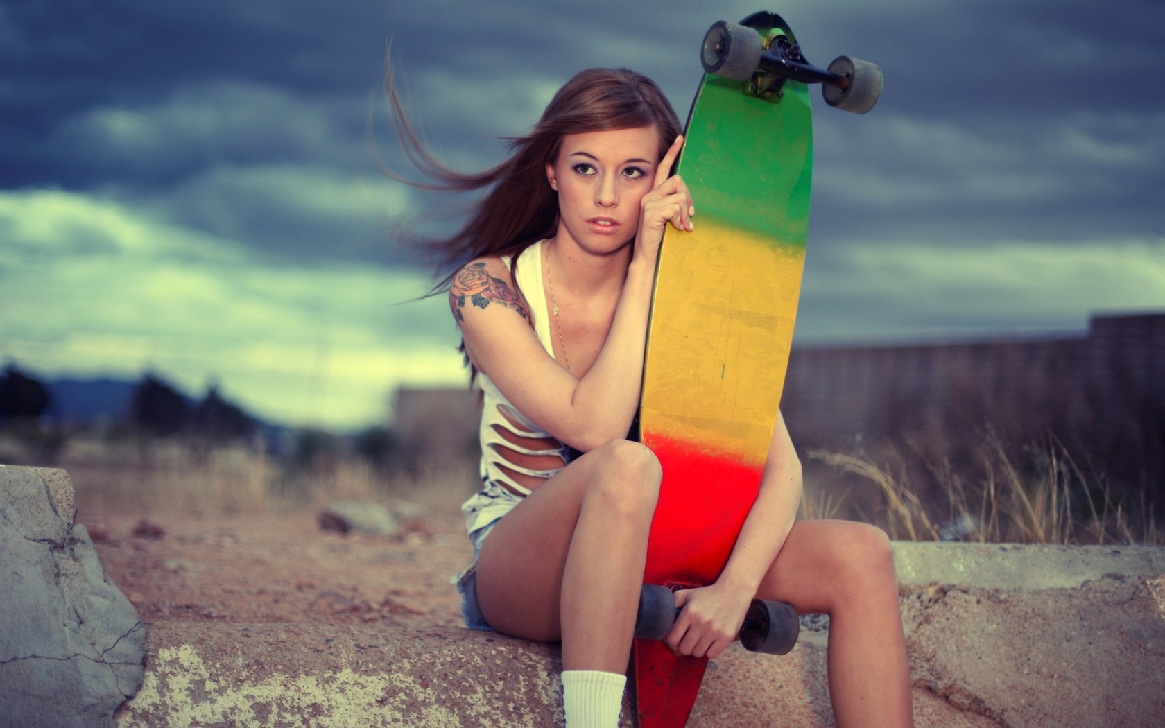 Skateboard Tattoo Girl Wallpaper - Amazing Girl Photos Hd , HD Wallpaper & Backgrounds