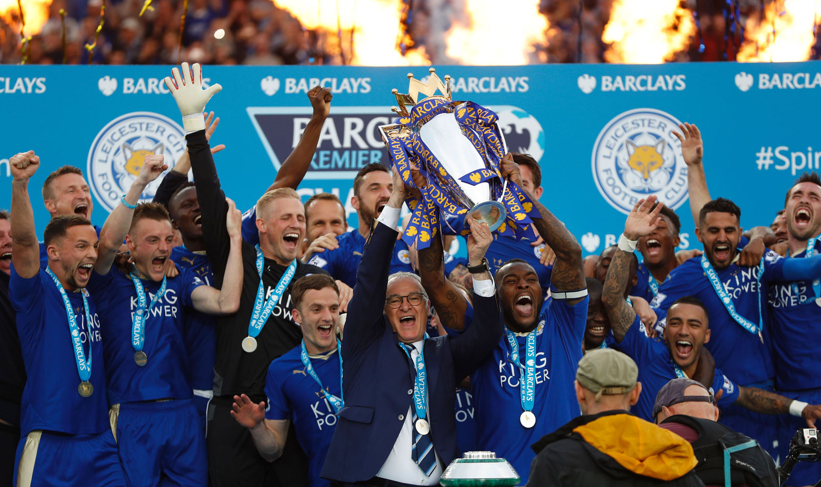 Leicester City Lifts The Trophy - Leicester City Premier League Champions 2016 , HD Wallpaper & Backgrounds