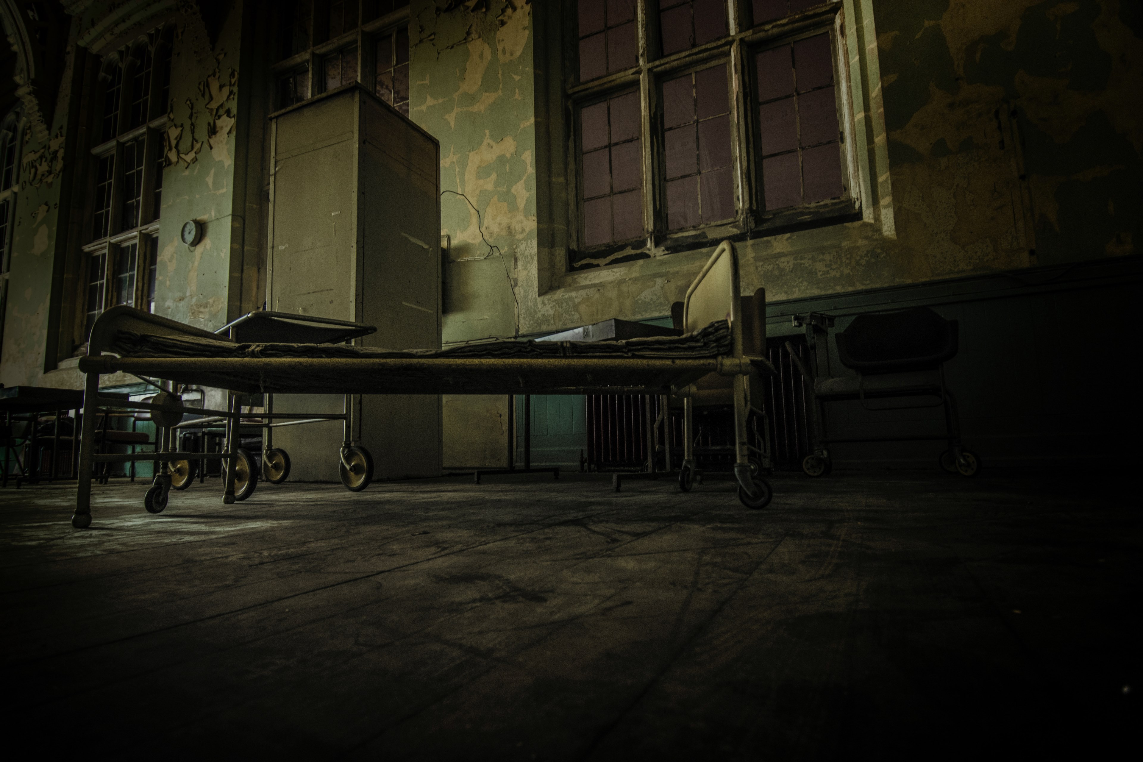 A Rundown Hospital Room With Hospital Beds And A Cabinet - Run Down City Background , HD Wallpaper & Backgrounds