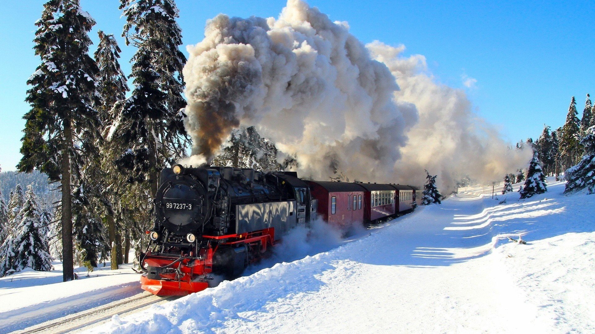 Train, Snow, Steam Locomotive Hd Wallpapers / Desktop - Old Train In Snow , HD Wallpaper & Backgrounds