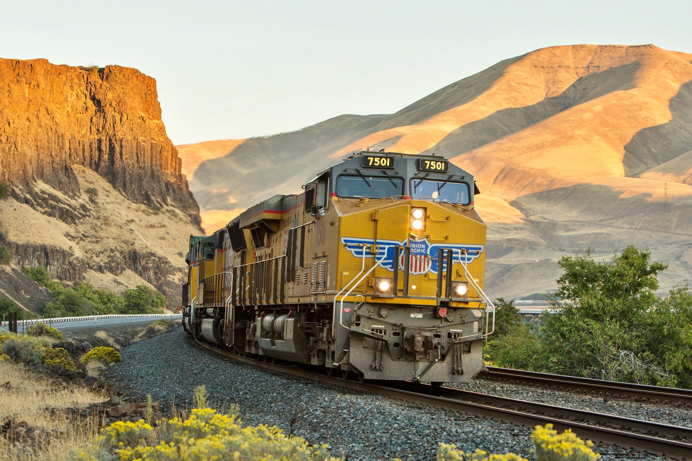 Train, Vehicle, Railway, Cliff, Desert, Shadow, Hill, - Diesel Locomotive , HD Wallpaper & Backgrounds