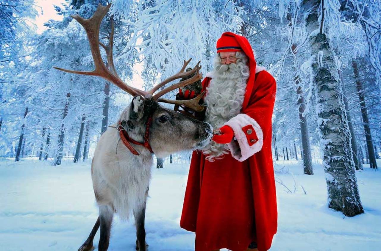 Din Claus Inca Ne Nitel Iernii Magia Coming Santa Bucura - Laponia Navidad , HD Wallpaper & Backgrounds