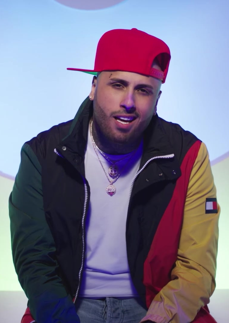 Tommy Hilfiger Jacket And Red Cap Worn By Nicky Jam - Nicky Jam Tommy Hilfiger , HD Wallpaper & Backgrounds