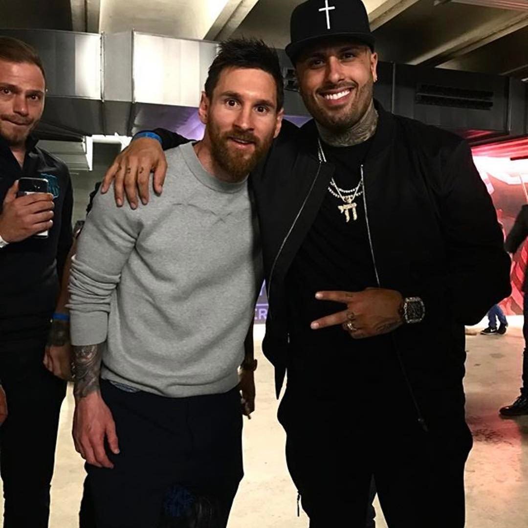 Reggaeton Singer Nicky Jam With Messi, Luis Suarez, - Nicky Jam With Messi , HD Wallpaper & Backgrounds