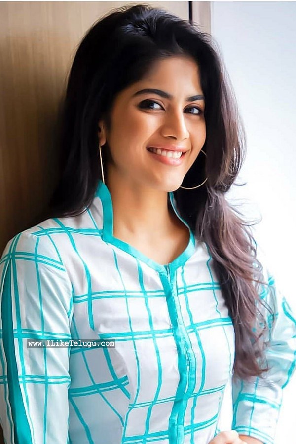 Megha Akash Photos, Megha Akash Stills, Megha Akash - Vantha Rajavathaan Varuven Heroine , HD Wallpaper & Backgrounds