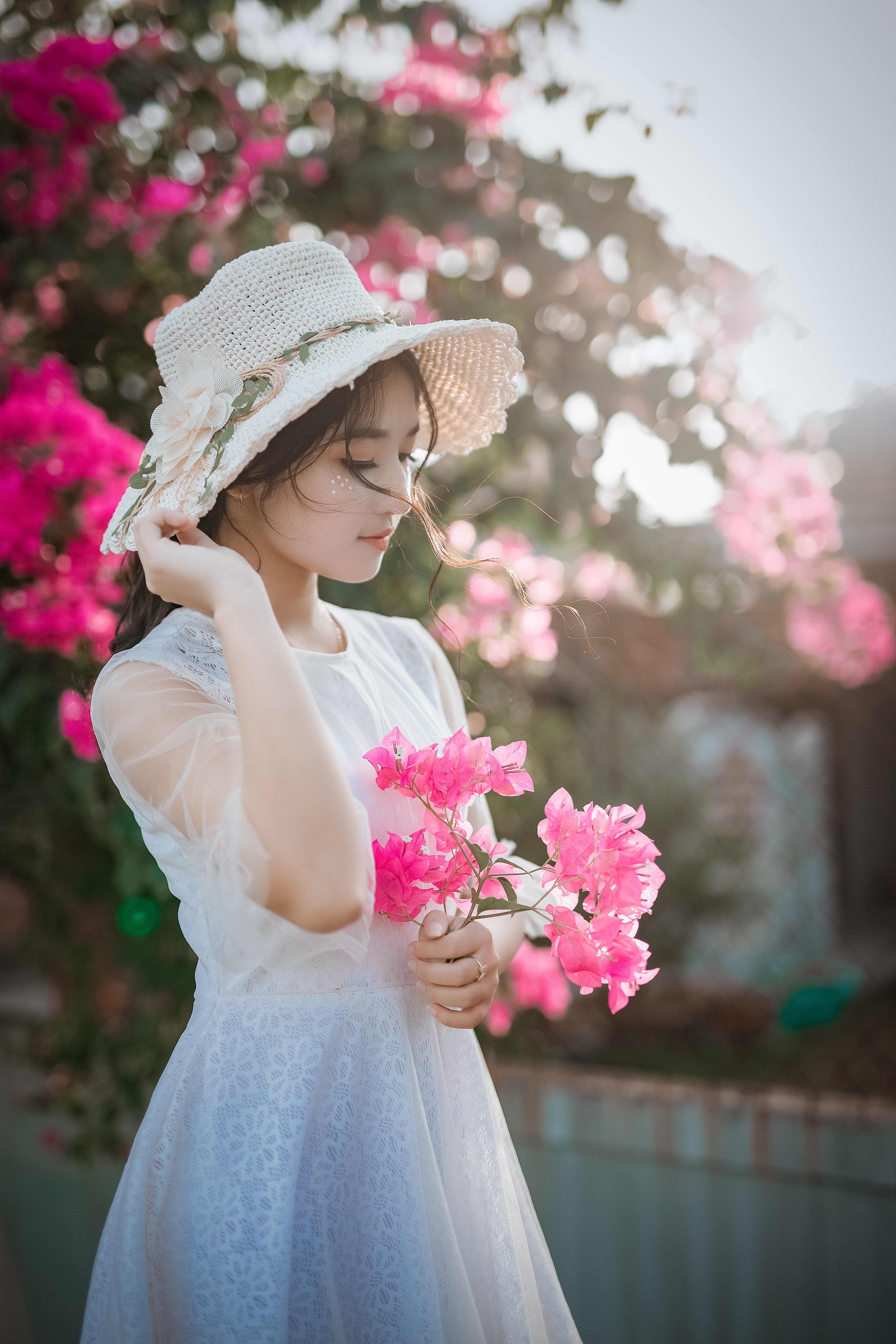 Woman Holding Flowers - Cute Girl , HD Wallpaper & Backgrounds