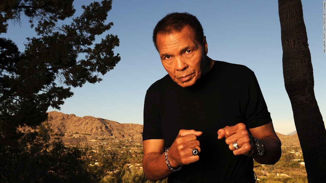 Ali Poses During A Photo Shoot Outside His Home In - Muhammad Ali In Arizona , HD Wallpaper & Backgrounds