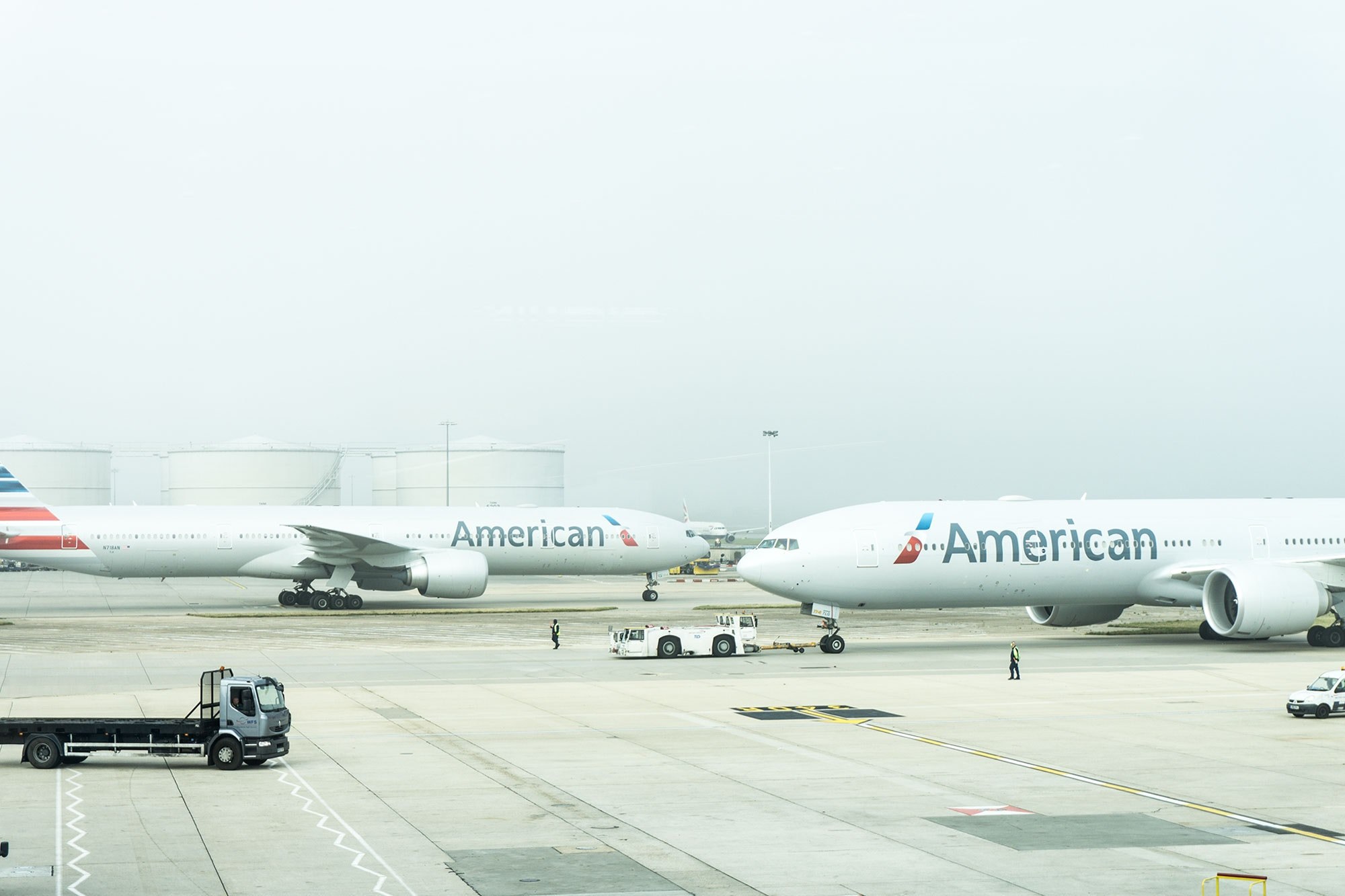 #2000x1333 Airport Runway With American Airline Airplanes - American Airlines , HD Wallpaper & Backgrounds