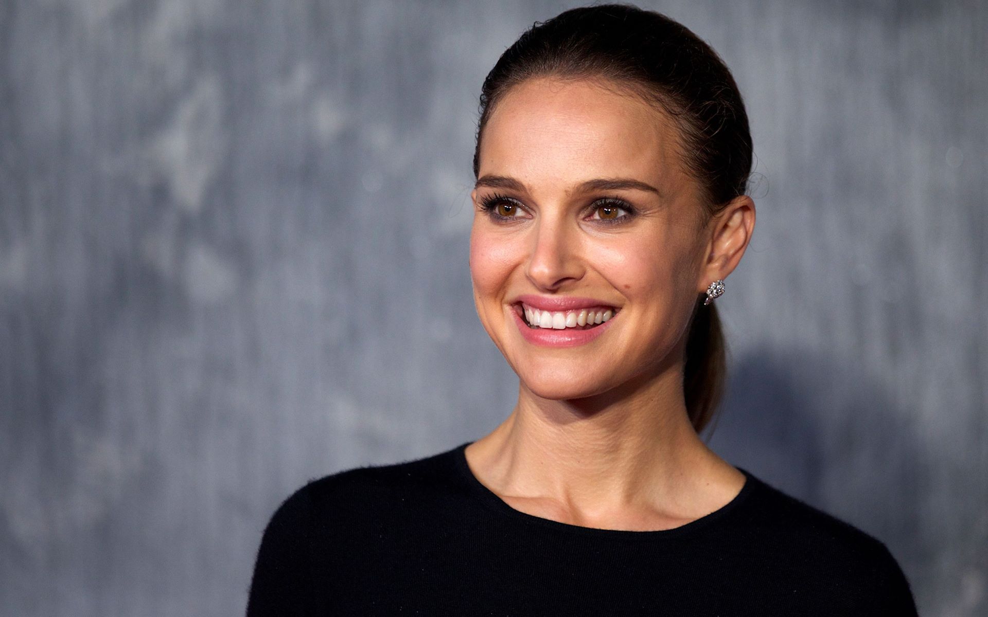 Natalie Portman Cute Smiling Hd Wallpaper - Natalie Portman Wallpaper Smile , HD Wallpaper & Backgrounds