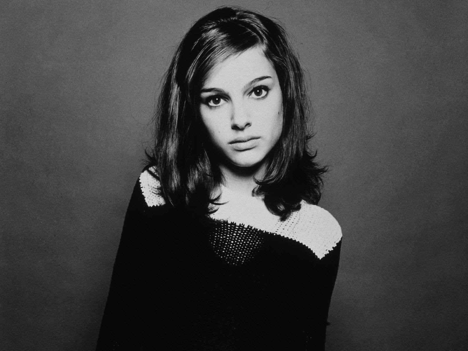 #monochrome, #natalie Portman, #looking At Viewer, - Natalie Portman At 14 , HD Wallpaper & Backgrounds