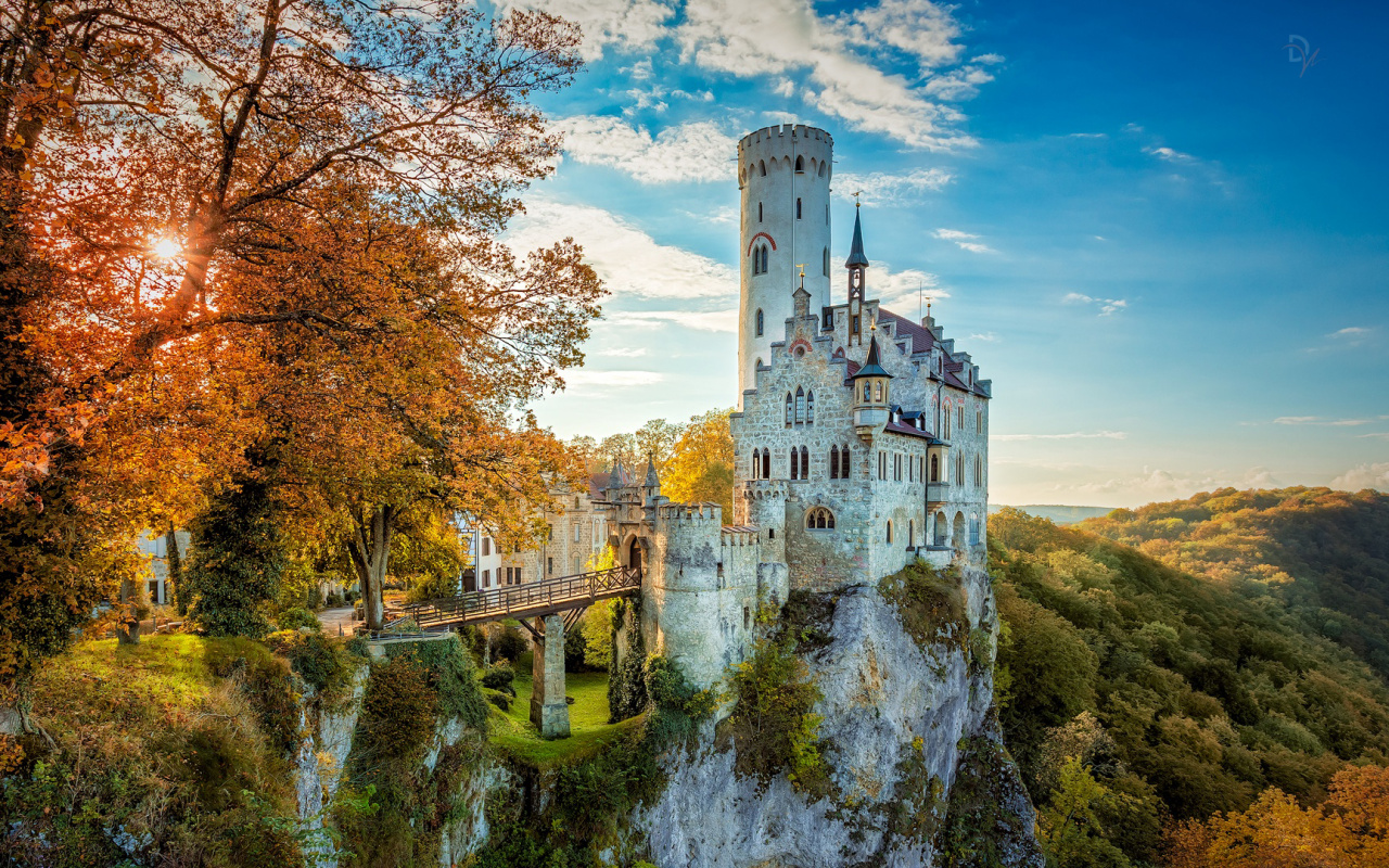 Neuschwanstein Castle, Autumn, Sky, Reflection, Lichtenstein - Lichtenstein Castle , HD Wallpaper & Backgrounds