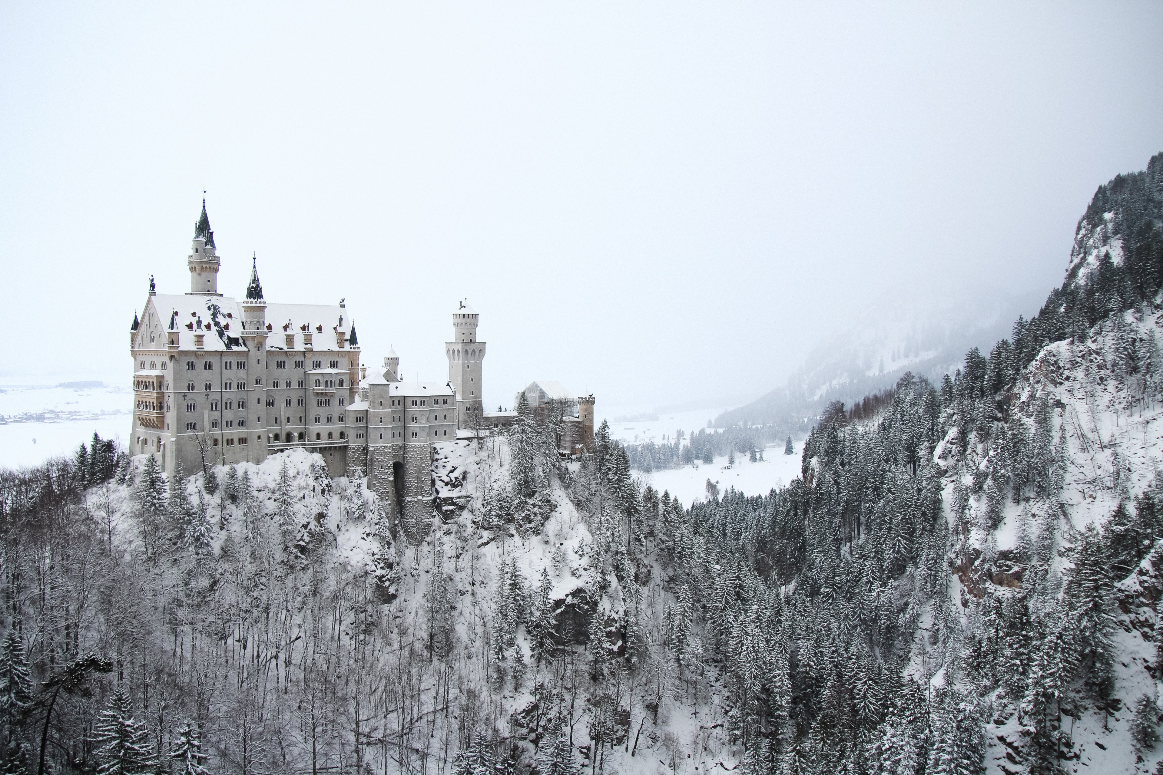 #3840x2560 Neuschwanstein Castle On A Snowy Hillneuschwanstein - Best Castle In The World , HD Wallpaper & Backgrounds