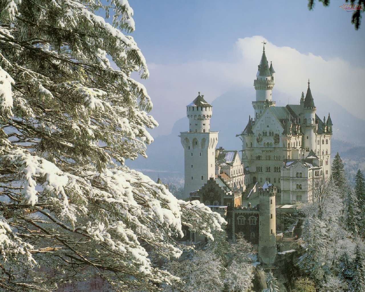Neuschwanstein Castle, Bavaria, Germany - European Castles In Winter , HD Wallpaper & Backgrounds