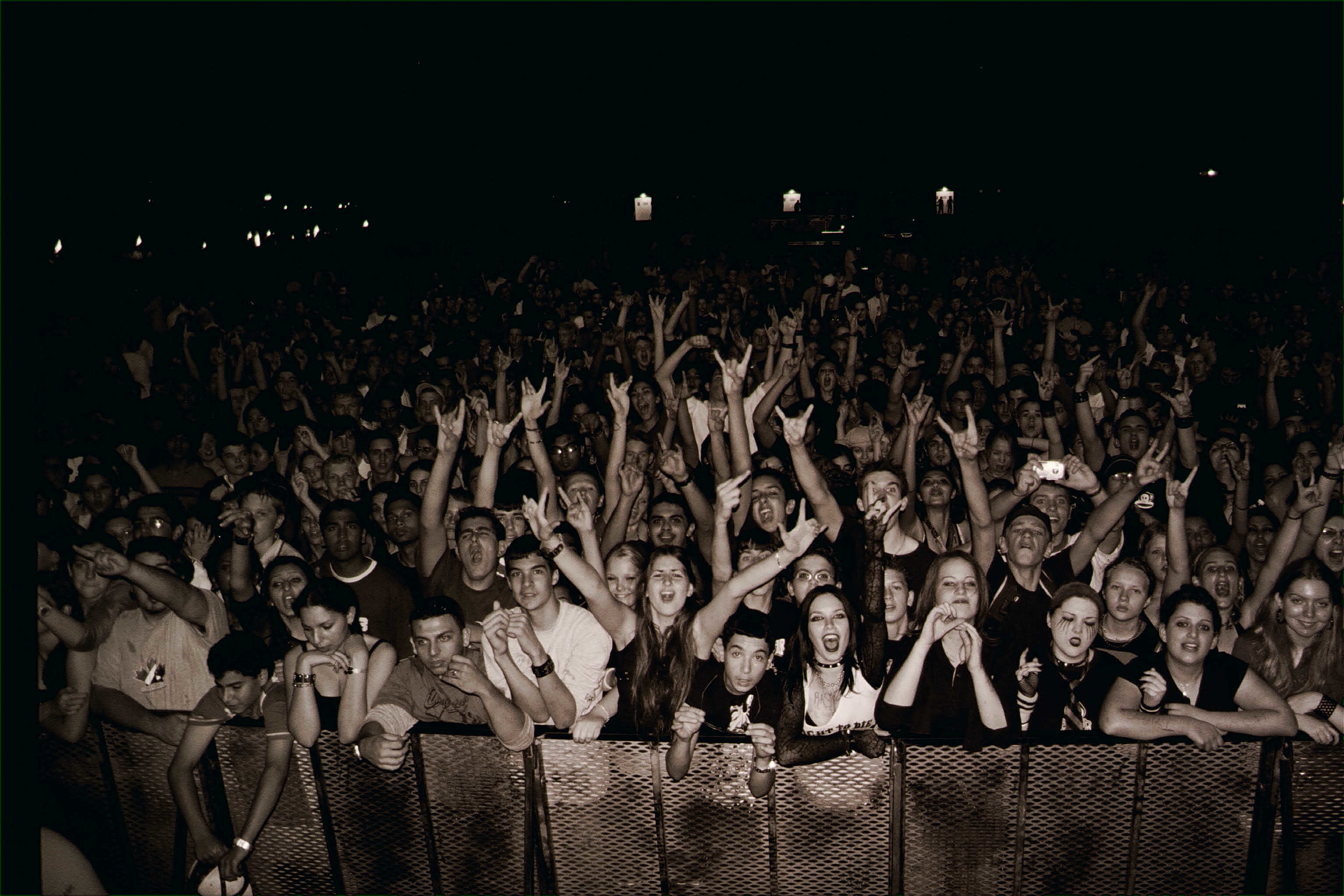 Desert Rock Crowd By Blodoffer - Rock Crowd , HD Wallpaper & Backgrounds