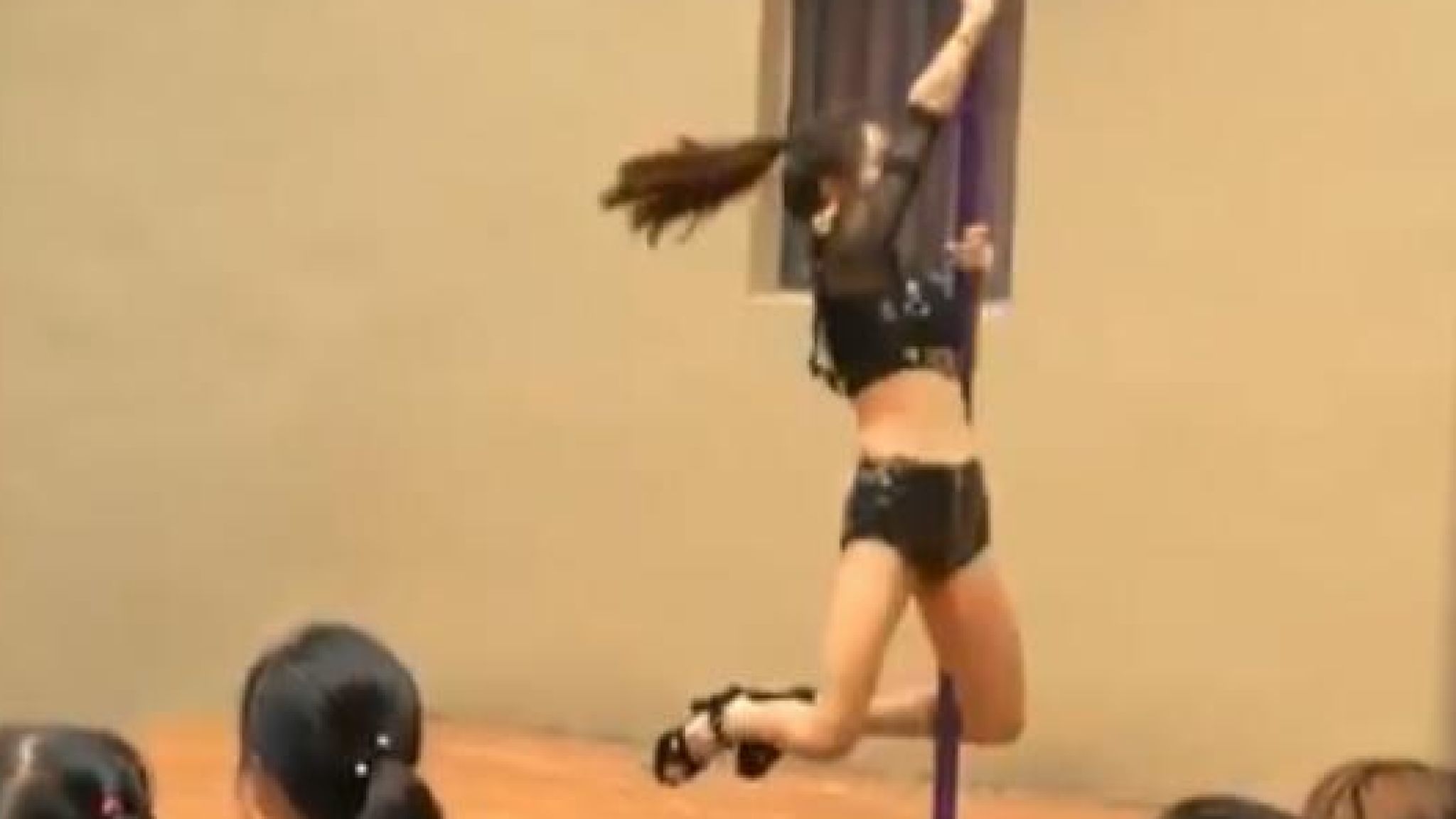 Shock As Pole Dancer Performs At Kindergarten - Girl , HD Wallpaper & Backgrounds