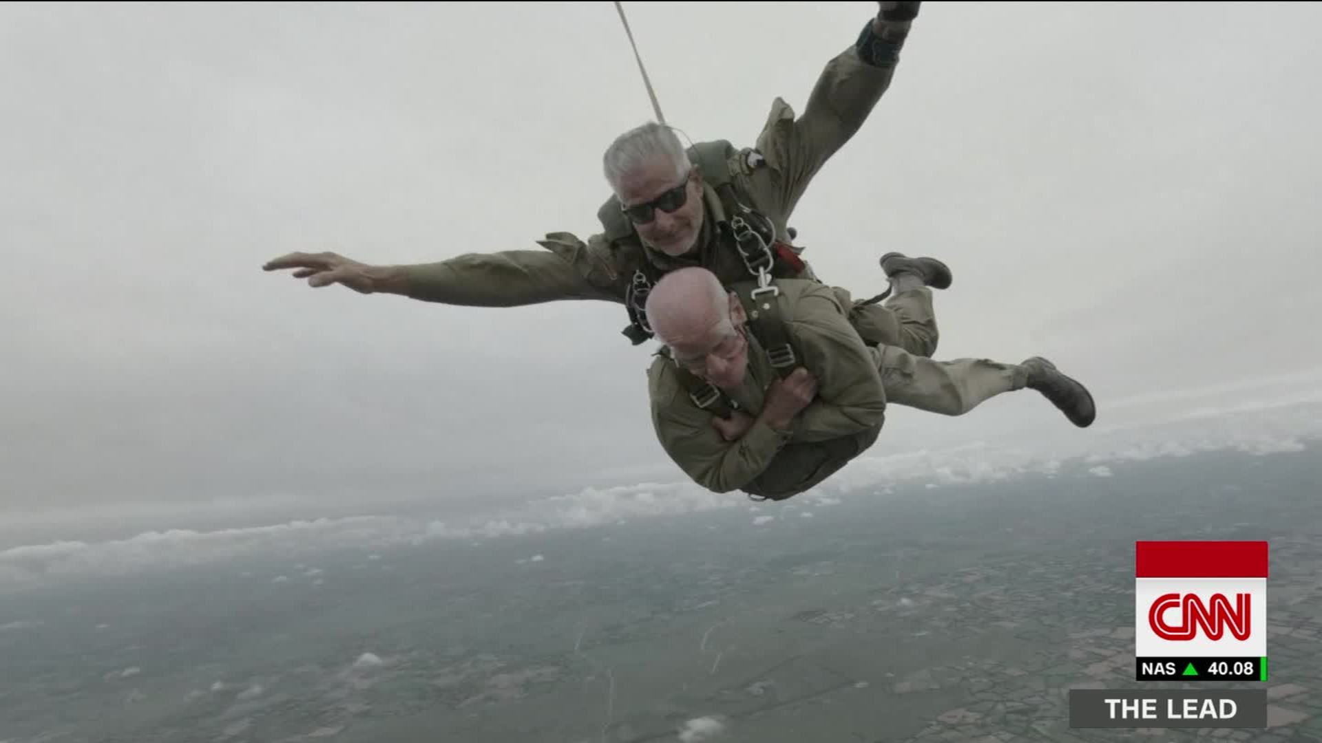 75 Years After D-day Jump, Wwii Vet, 97, Parachutes - Extreme Sport , HD Wallpaper & Backgrounds