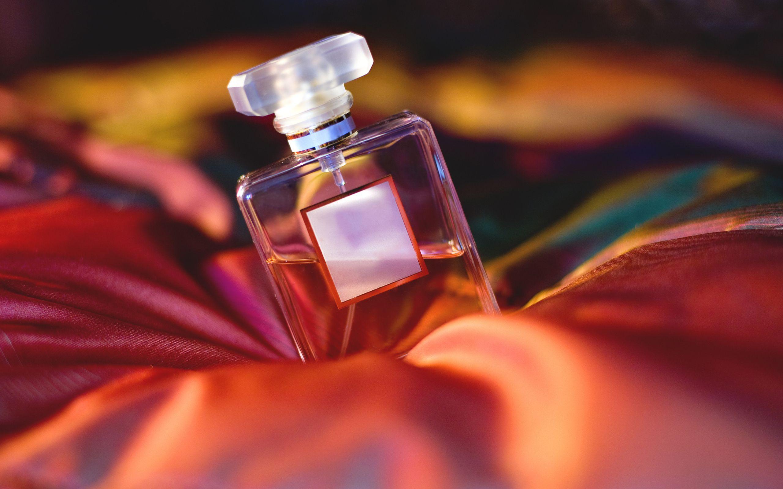 16 Perfume Hd Wallpapers - Perfume Bottle With Background , HD Wallpaper & Backgrounds