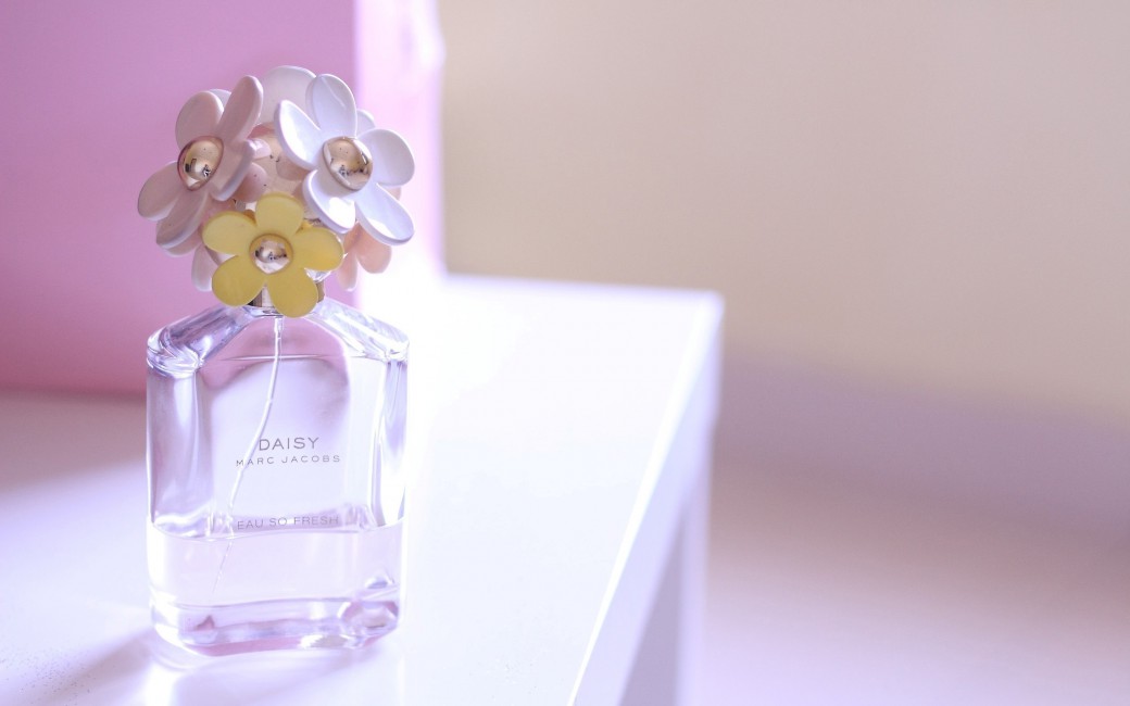 Perfume Flowers Bottle Fragrance - Perfume With Flowers On Bottle , HD Wallpaper & Backgrounds