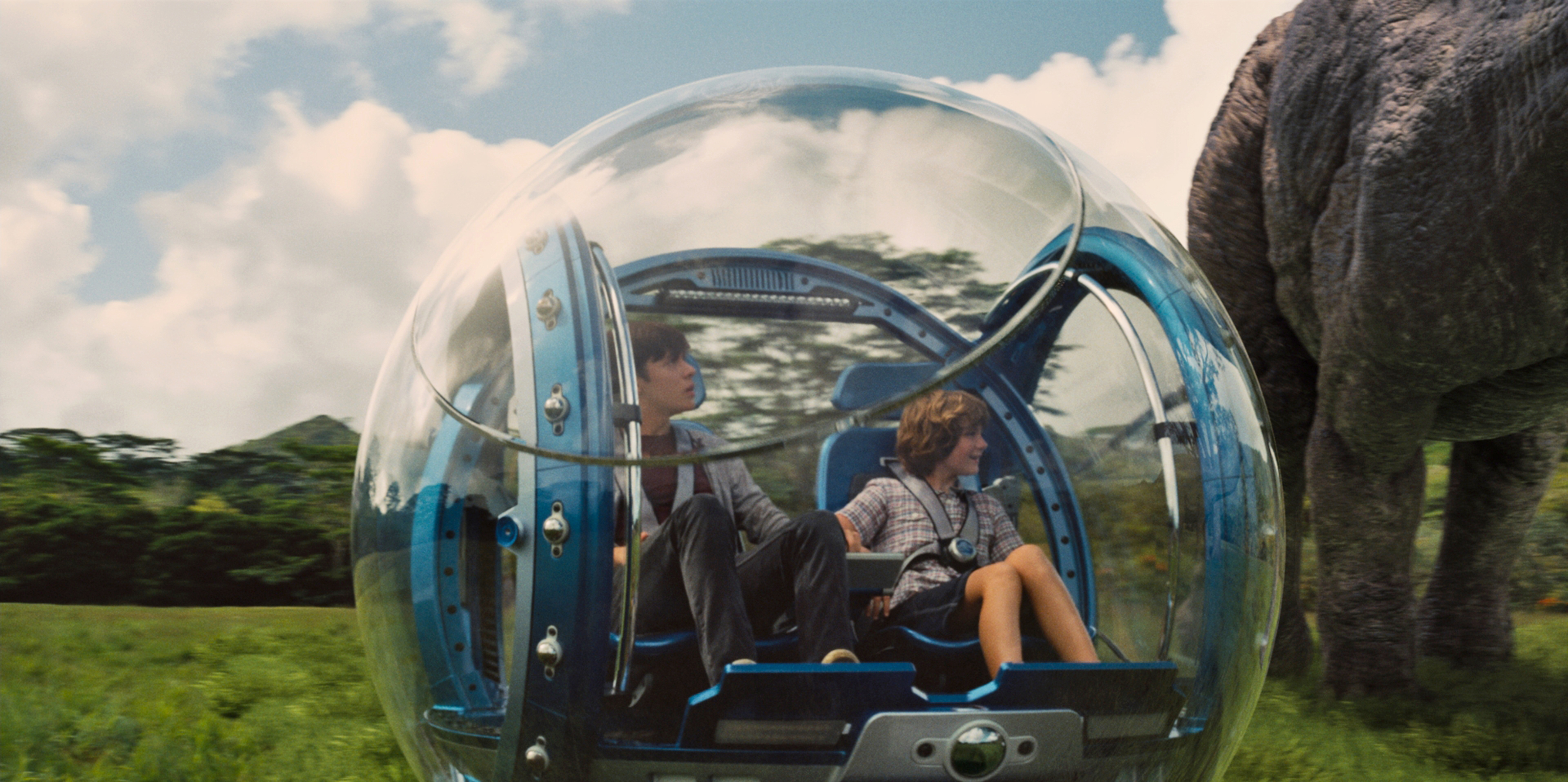 Nick Robinson Ty Simpkins - Jurassic World Ball Vehicle , HD Wallpaper & Backgrounds