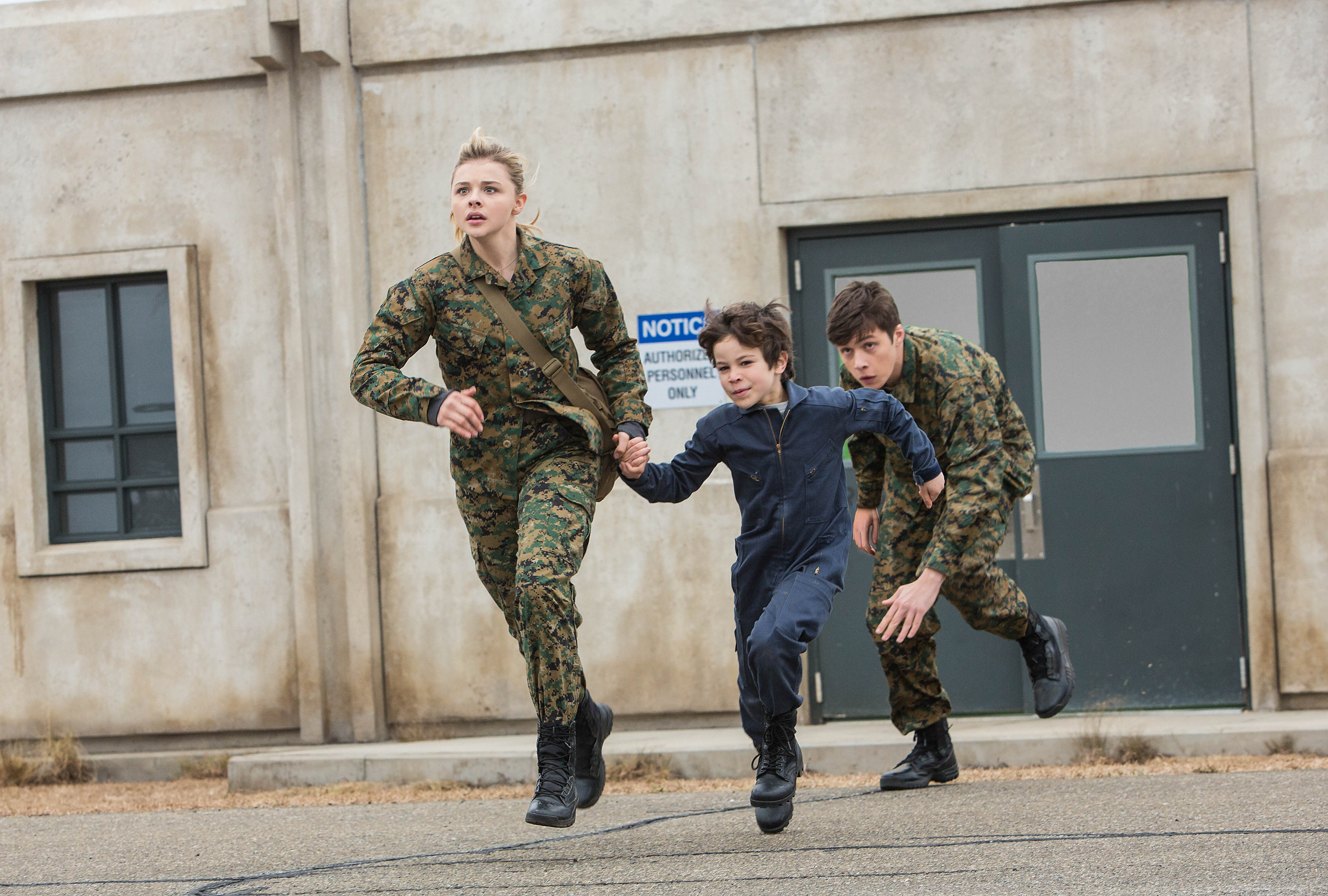The 5th Wave 5k Retina Ultra Hd Wallpaper - Nick Robinson In The 5th Wave , HD Wallpaper & Backgrounds