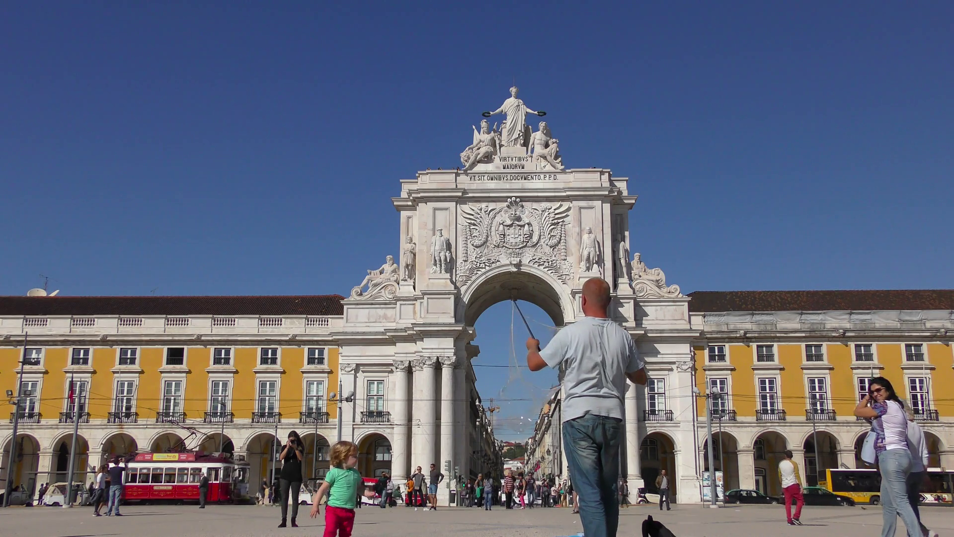 Lisbon, Portugal, A Man And A Child Play With Soap - Praça Do Comércio , HD Wallpaper & Backgrounds