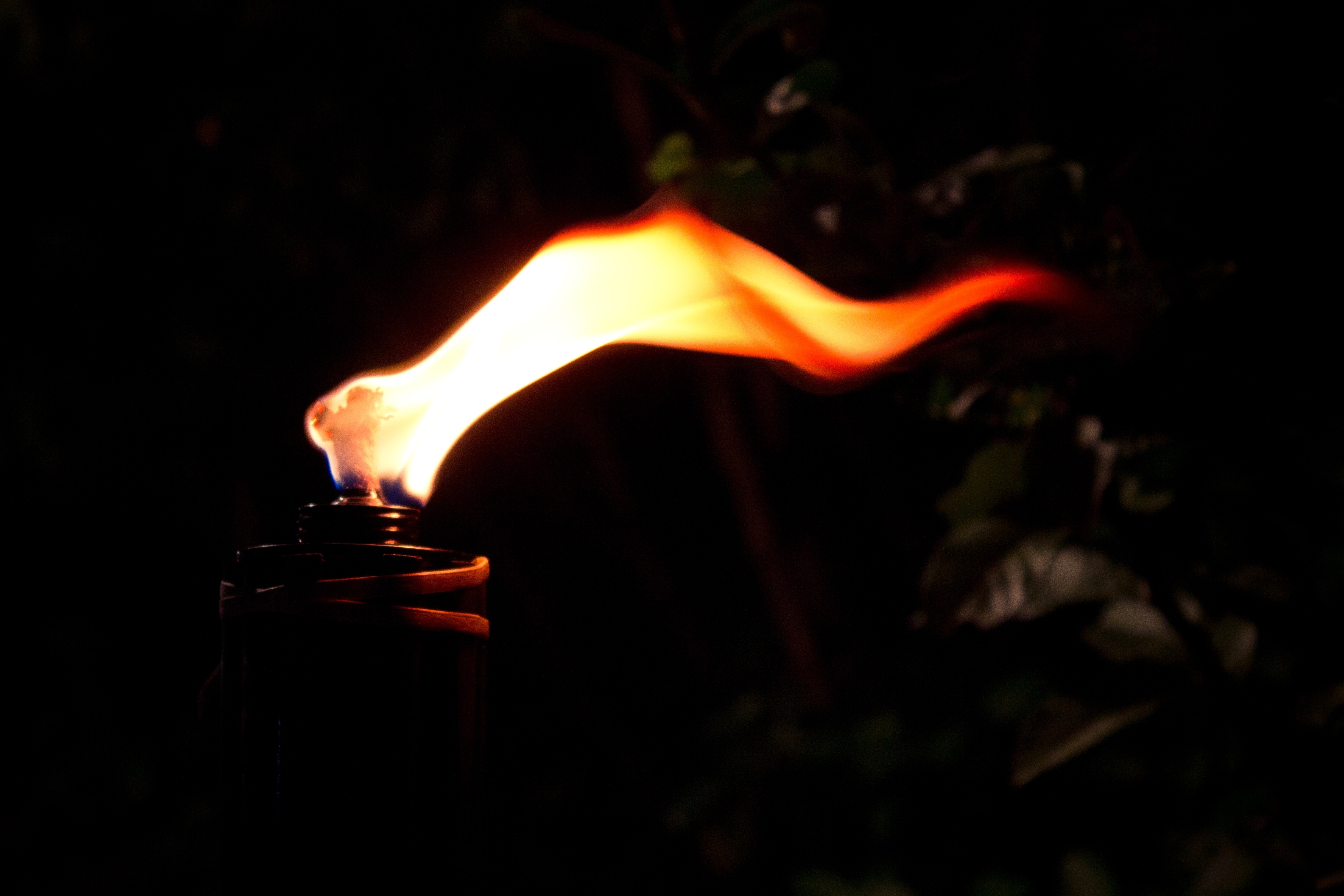 Костер источник света. Зажечь факел. Горящий факел. Источник огня. Огненный источник.