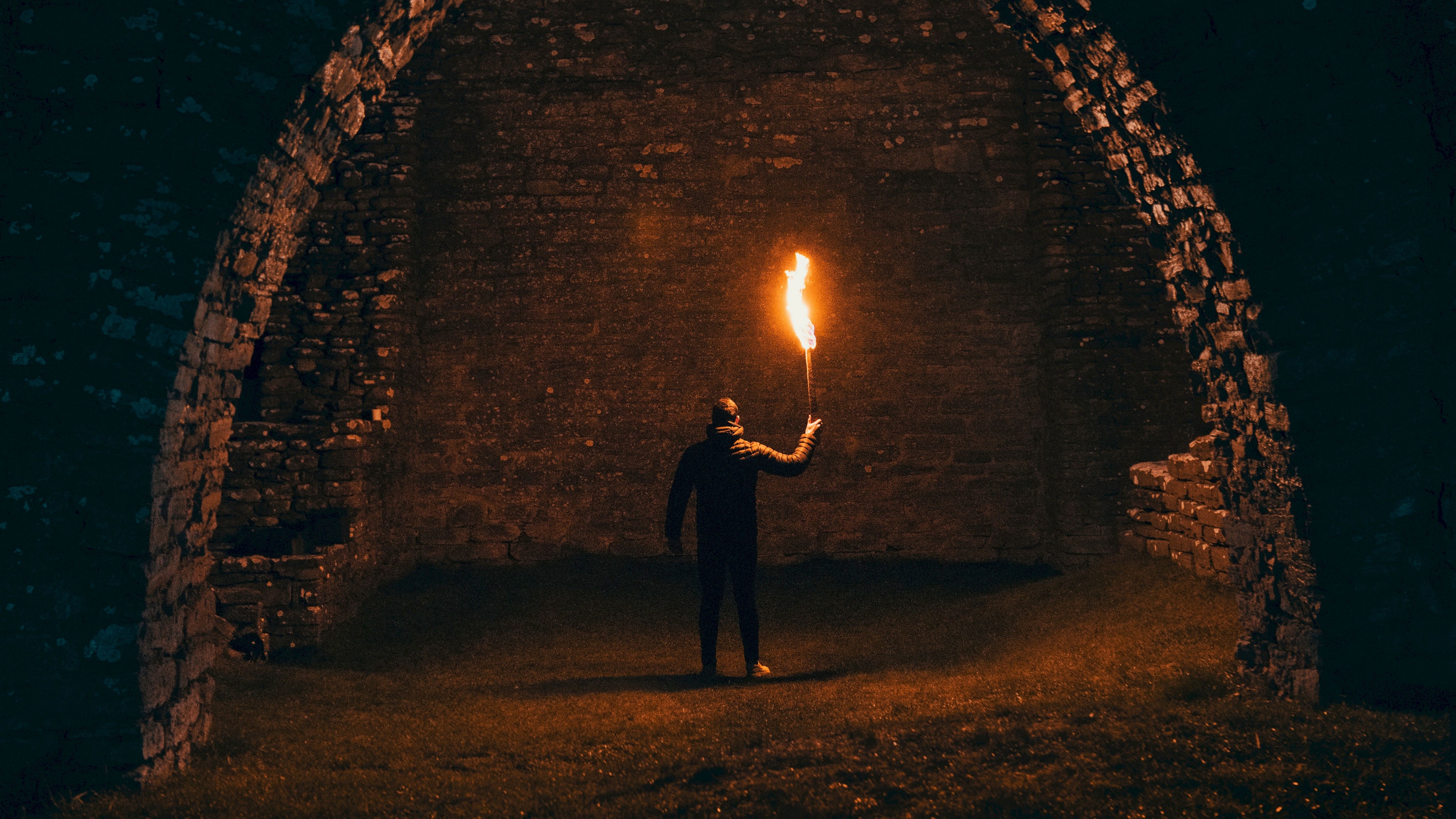 Wallpaper Man, Torch, Night, Arch, Structure - Man With Torch , HD Wallpaper & Backgrounds