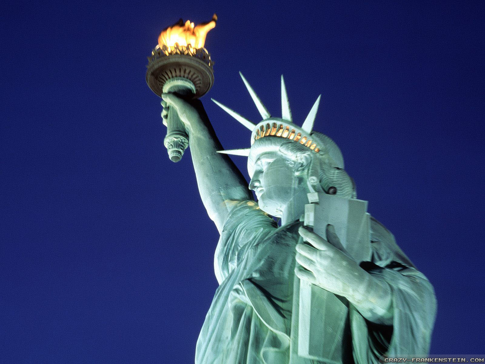 Download - Statue Of Liberty Torch At Night , HD Wallpaper & Backgrounds