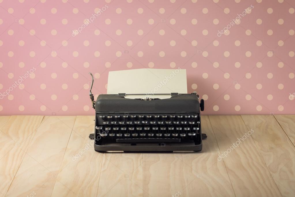 Image Of Vintage Typewriter On Pink Polka Dots Wallpaper - Maquina De Escrever Papel De Parede , HD Wallpaper & Backgrounds