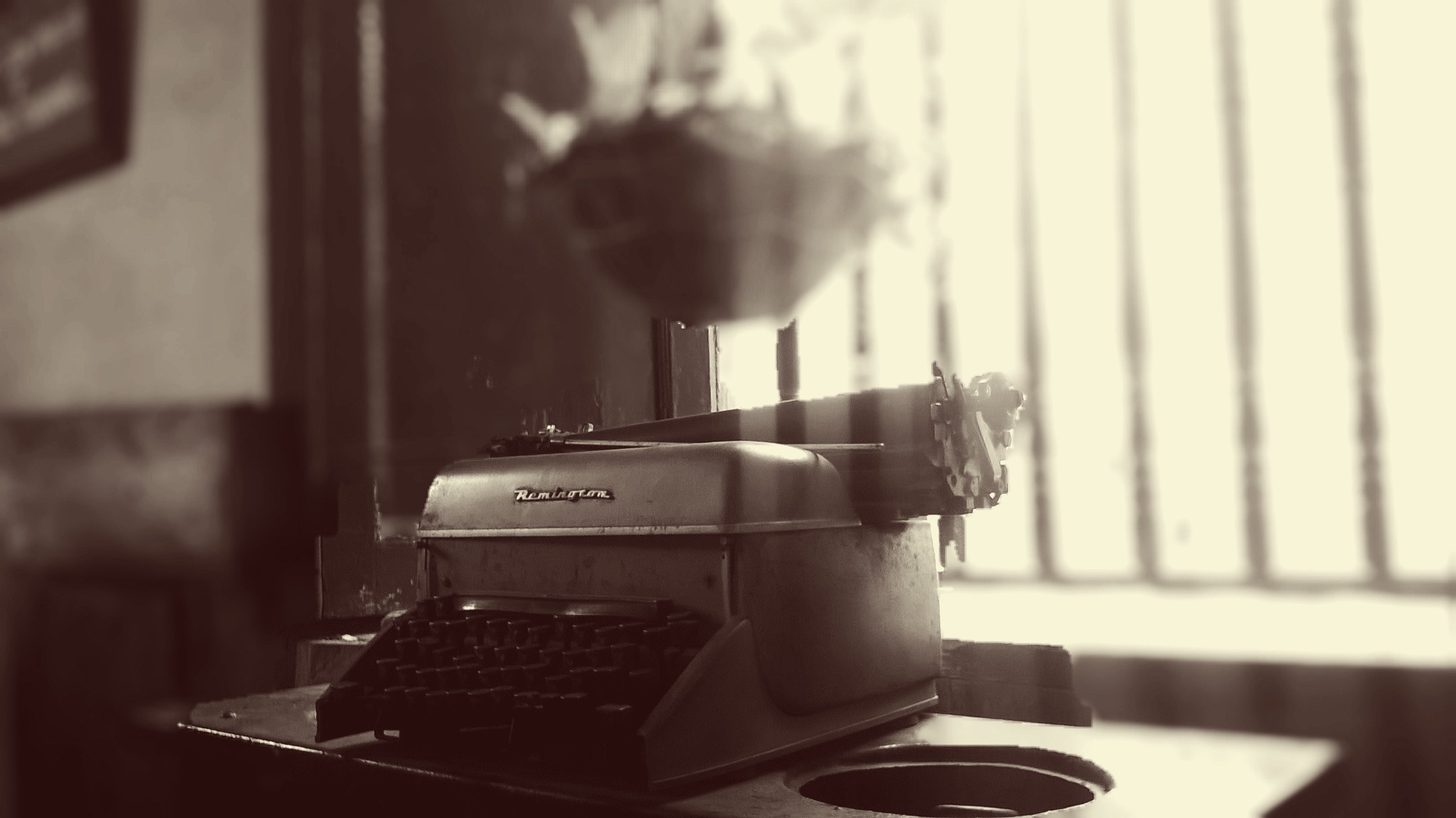 An Old Antique Typewriter Sits Near A Window With Soft - Harlem Renaissance Technology , HD Wallpaper & Backgrounds