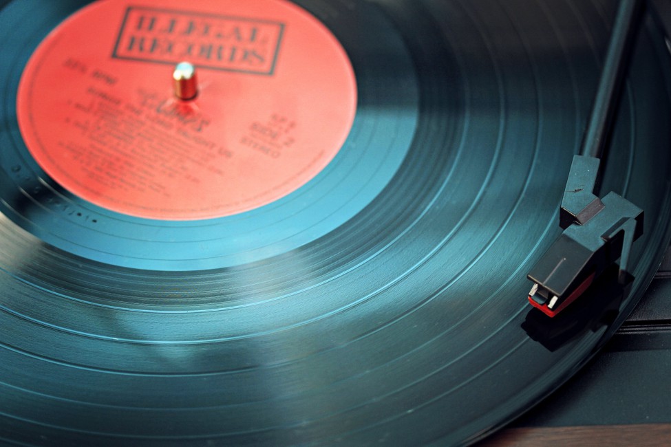 Black Vinyl Record Playing On Turntable - Phonograph Record , HD Wallpaper & Backgrounds