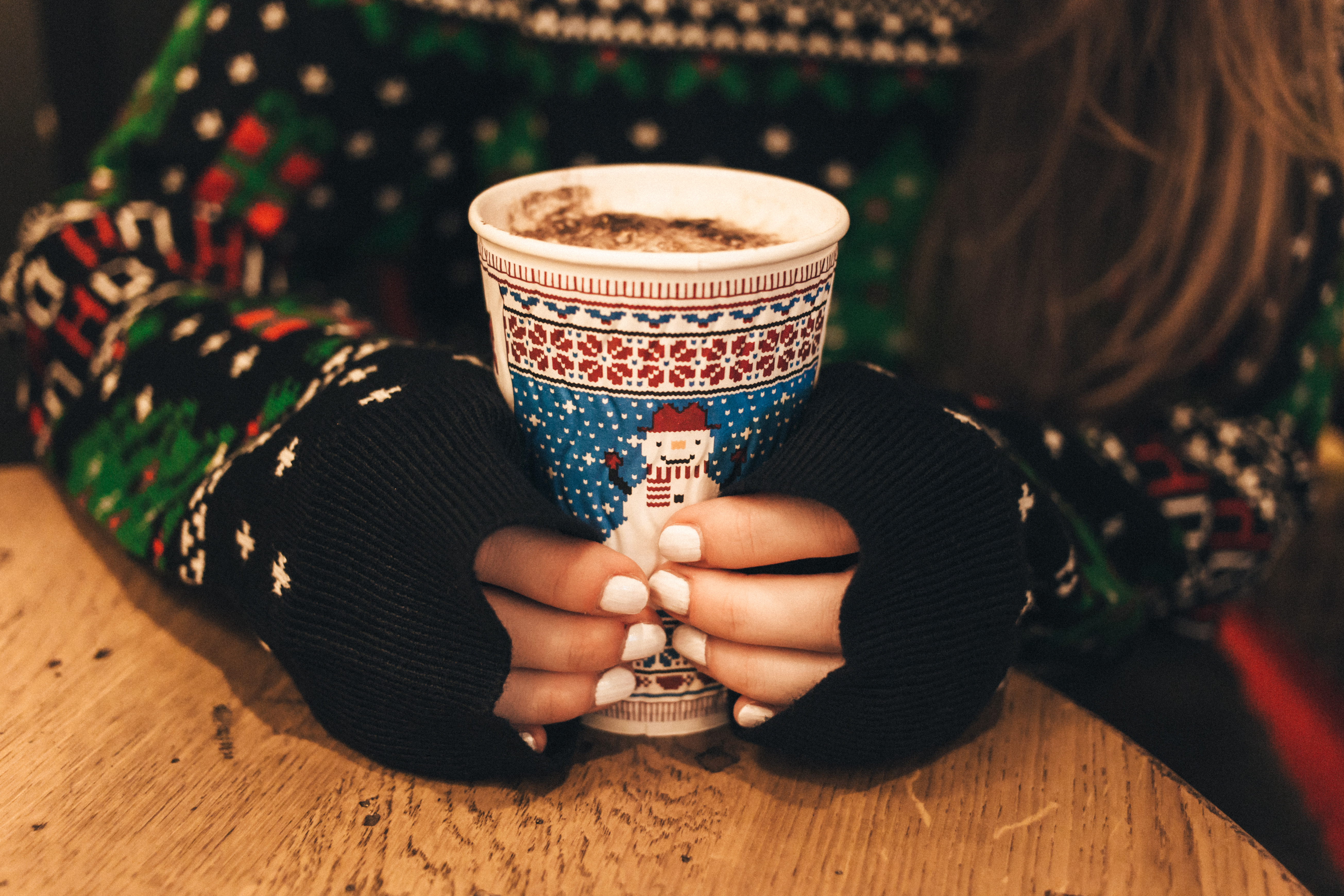Wallpaper Hands, Coffee, Sweater, Christmas - Christmas Drink Holding , HD Wallpaper & Backgrounds