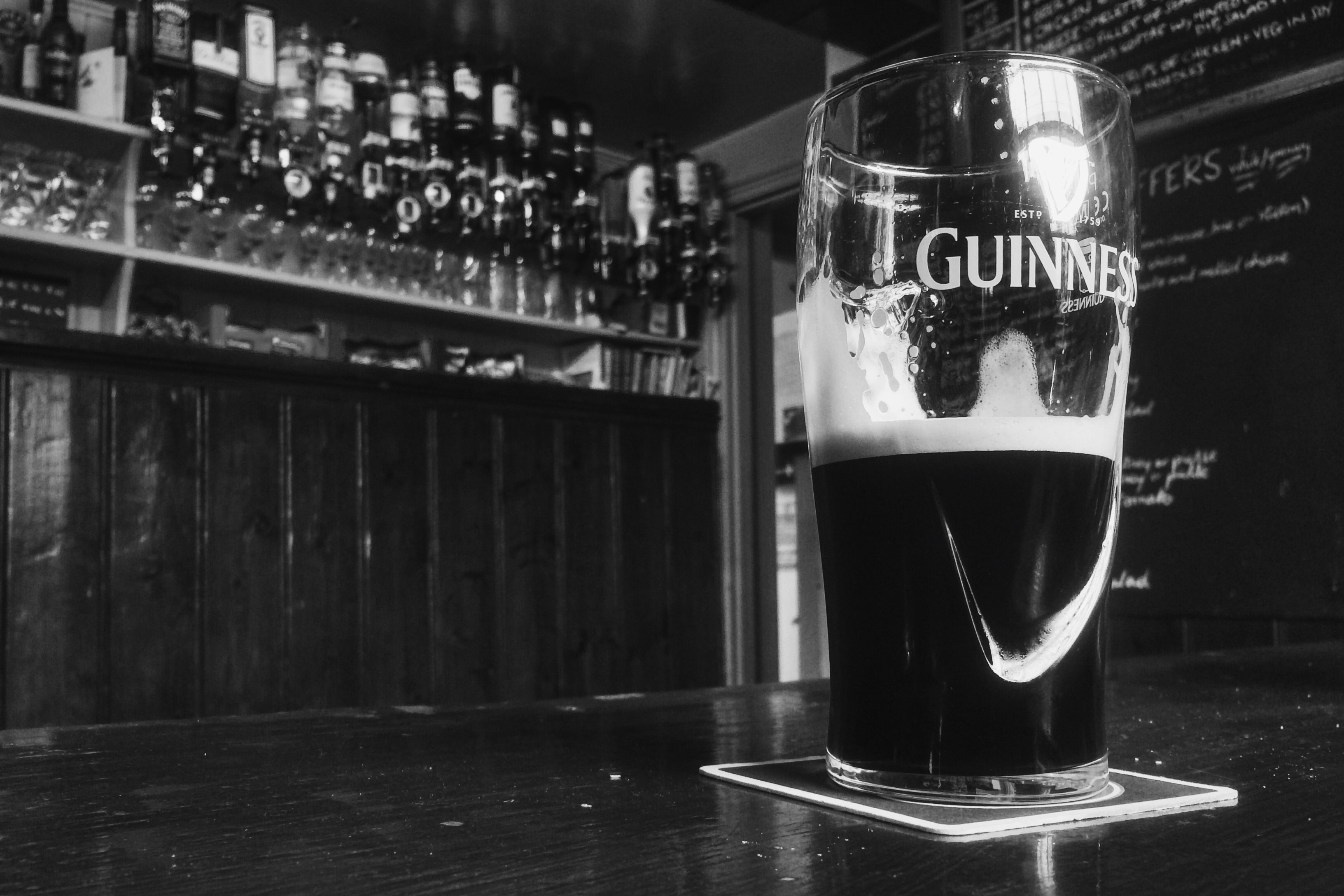 Guinness Print Clear Drinking Glass - Guinness Dans Un Bar , HD Wallpaper & Backgrounds