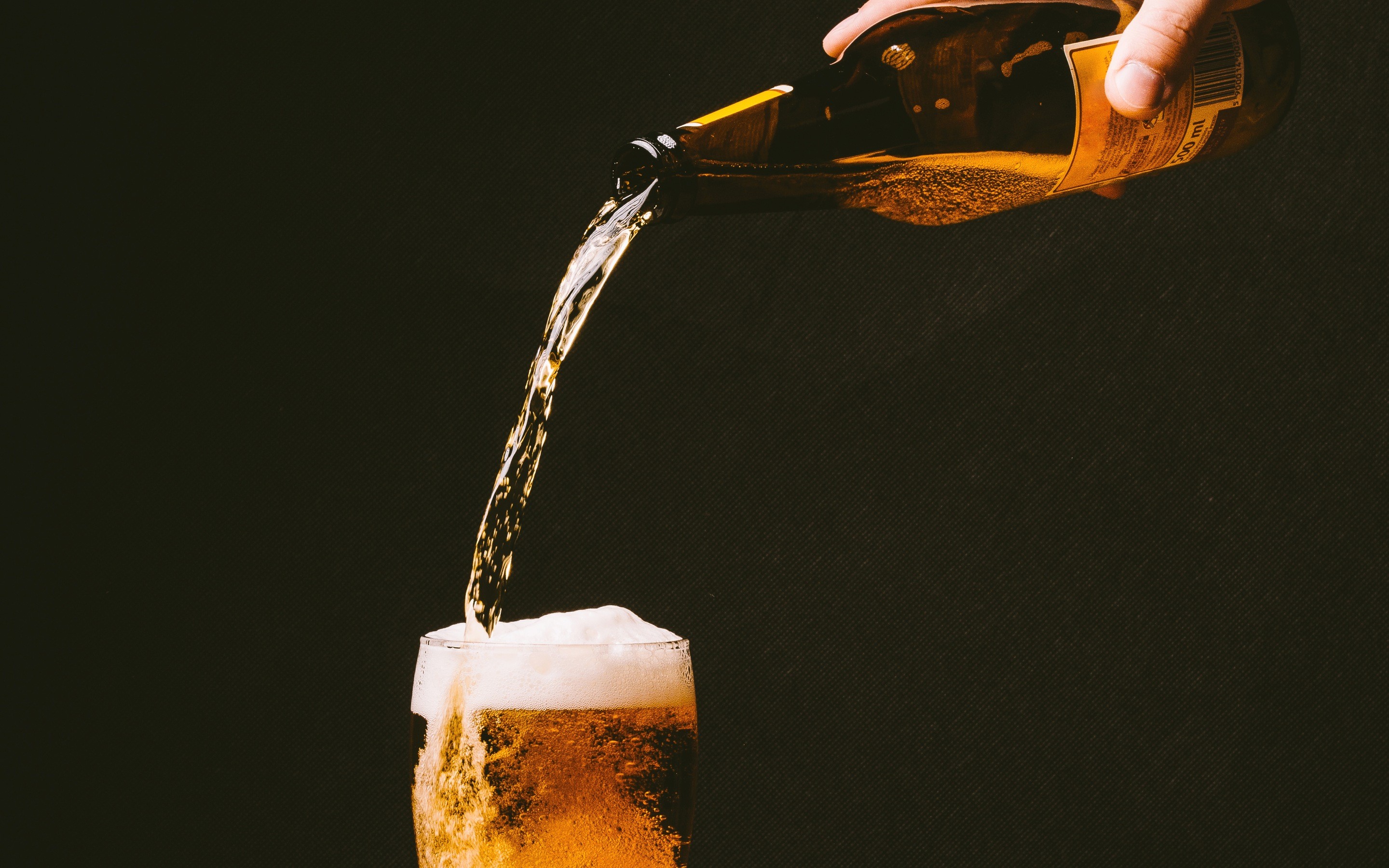 1920x1080, Nahrungsmittel - Beer Pouring From Bottle , HD Wallpaper & Backgrounds