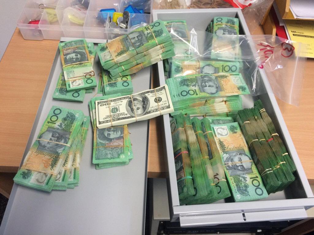 Guns, Drugs, Gold & $1m Cash Lead To Hells Angels Arrest - Guns Drugs And Money , HD Wallpaper & Backgrounds
